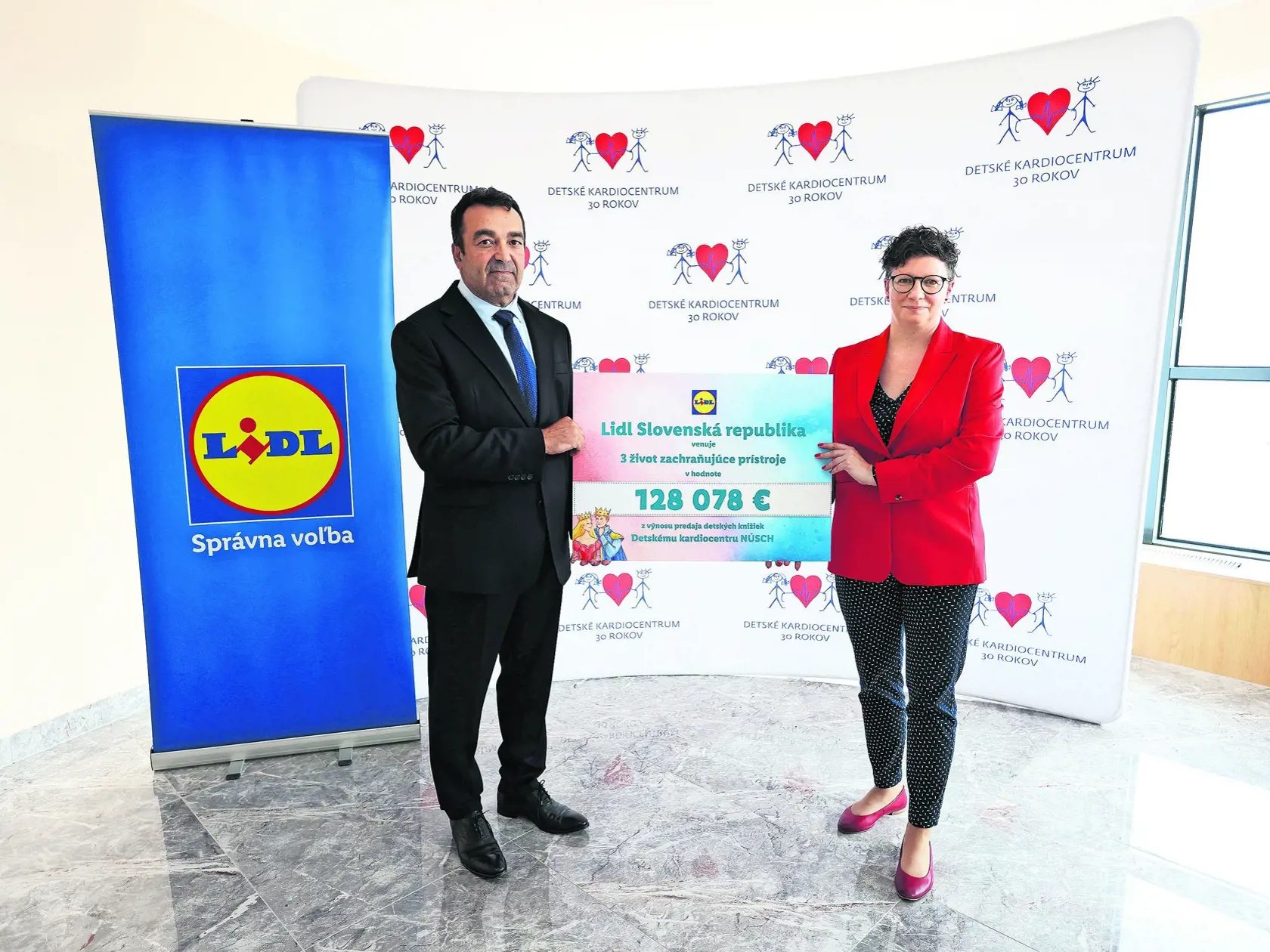 Riaditeľ NÚSCH Mongi Msolly a Zita Szlavikovics, generálna riaditeľka Lidl Slovenská republika.