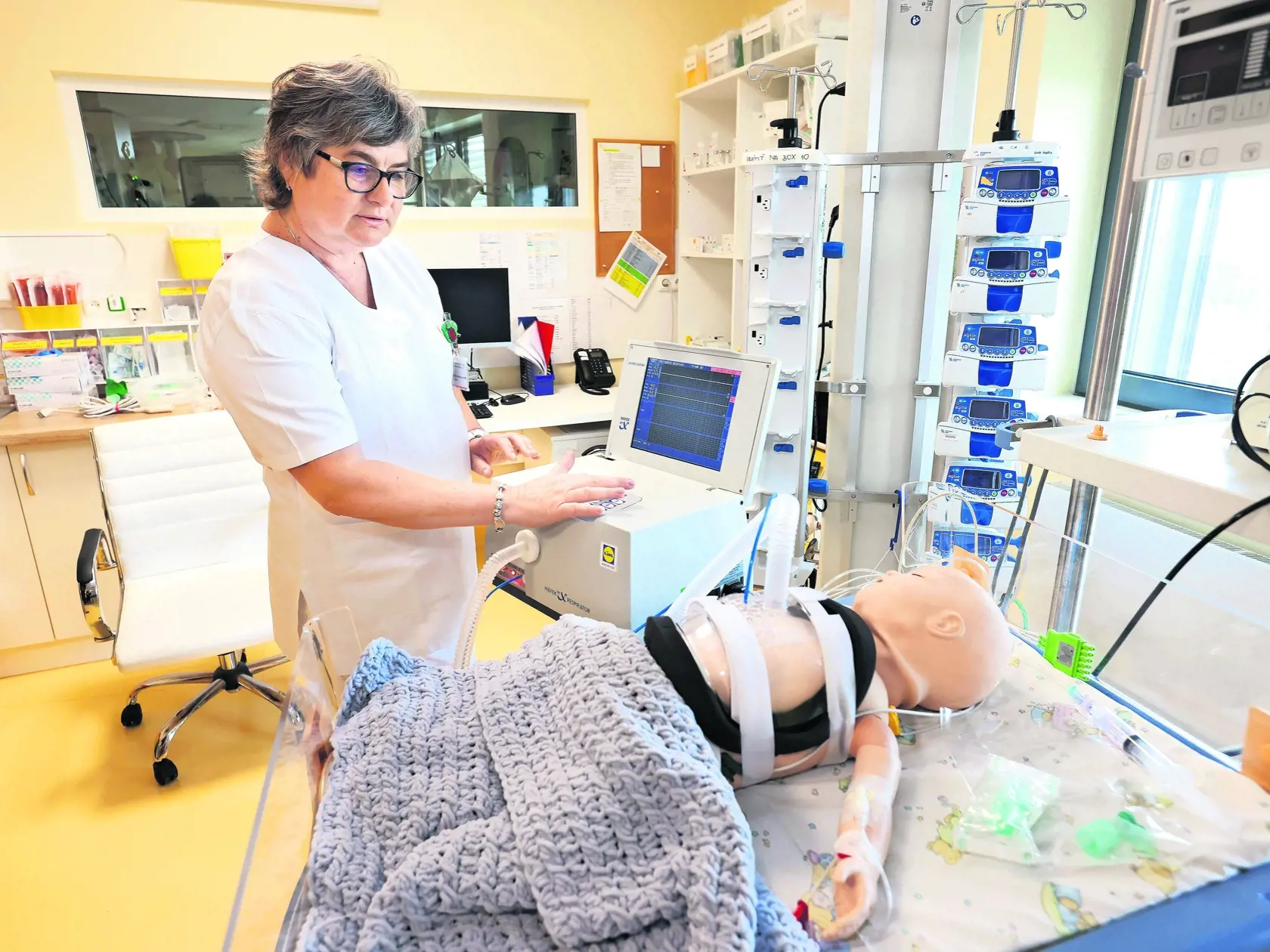 Primárka Oddelenia anestéziológie a intenzívnej medicíny Ľubica Kováčiková ukazuje, ako prístroj funguje.