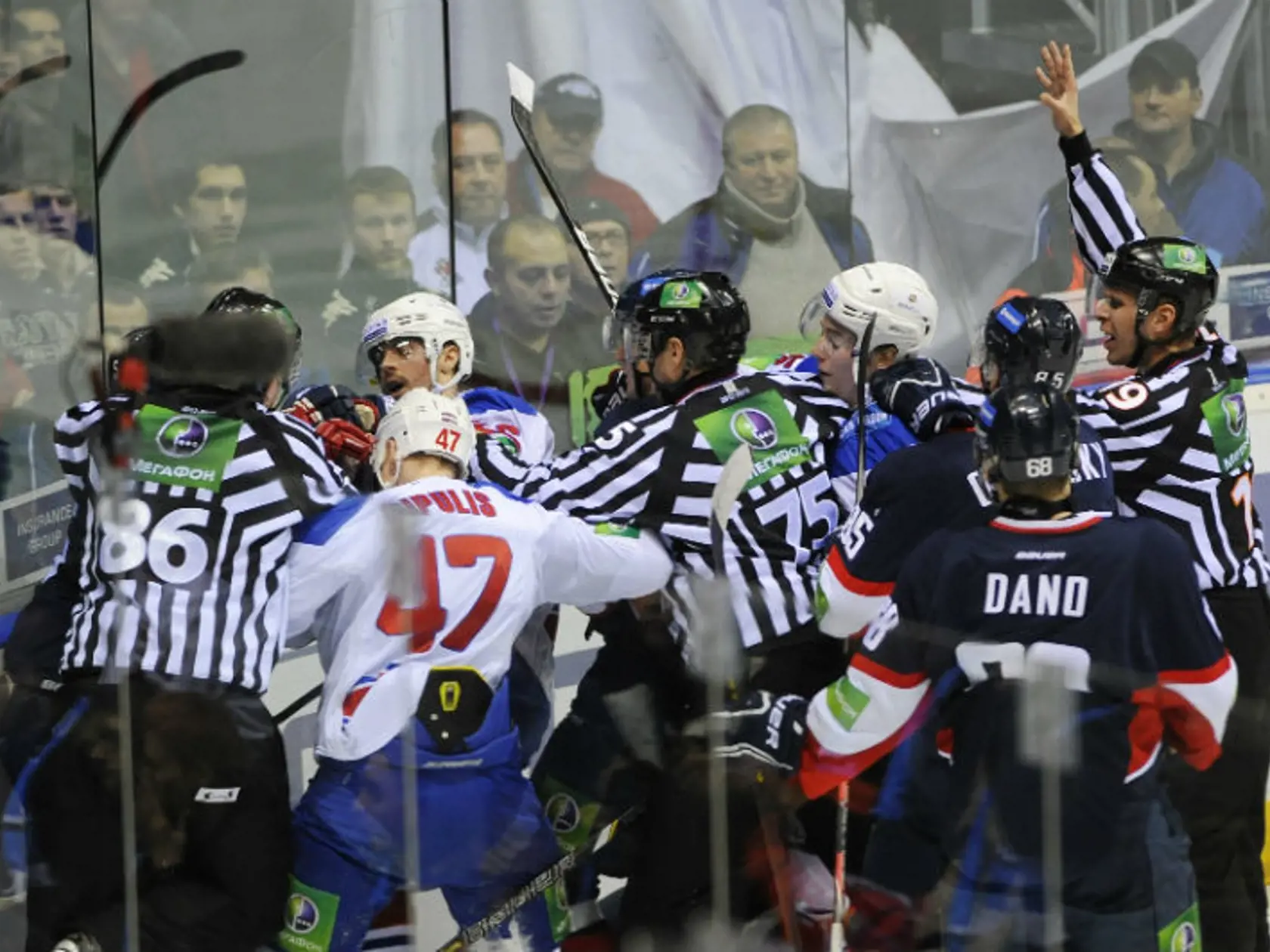 Bitka pri mantineli po faule na Ľubomíra Višňovského v zápase 5. ročníka KHL medzi Slovanom Bratislava a HC Lev Praha.