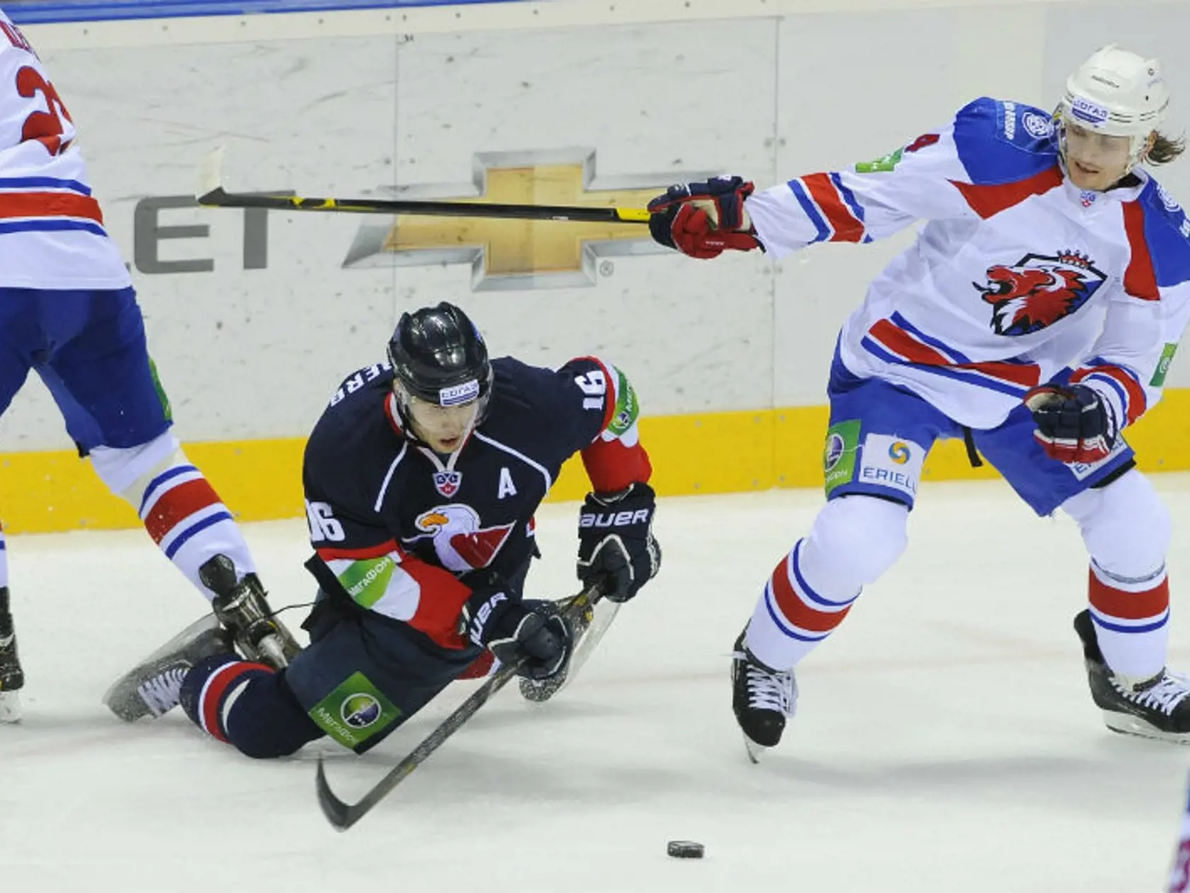 Hráč Slovana Roman Kukumberg (dole) a hráč HC Lev Jaroslav Svoboda (vpravo) v zápase 5. ročníka KHL medzi Slovanom Bratislava a HC Lev Praha.