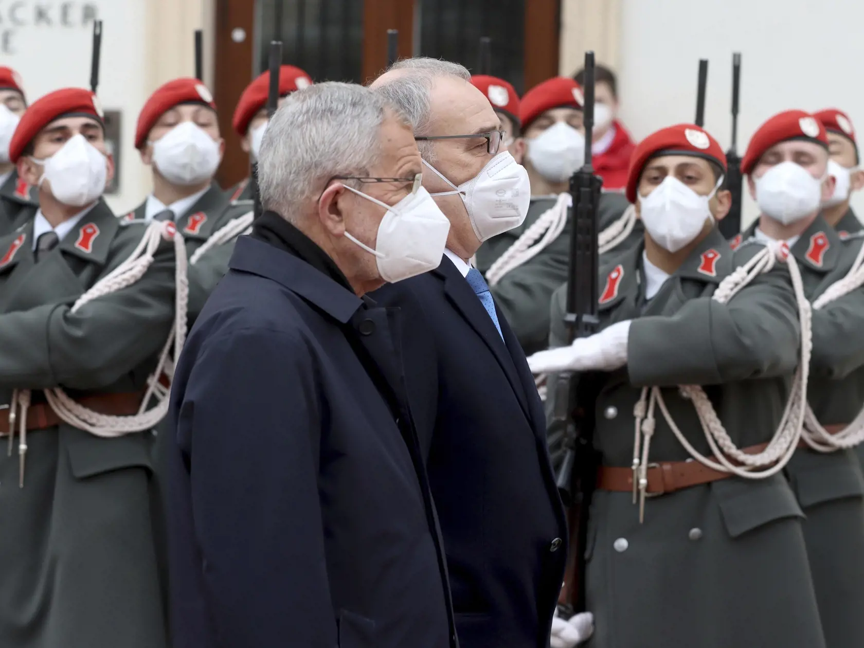 KK27 Viedeň - Rakúsky prezident Alexander Van der Bellen (vľavo) a švajčiarsky prezident Guy Parmelin s respirátormi počas prehliadky čestnej stráže 2. marca 2021 vo Viedni. FOTO TASR/AP
Austrian President Alexander Van der Bellen and Swiss President Guy Parmelin, from left, with face masks attend a military ceremony ahead of their meeting in Vienna, Austria, Tuesday, March 2, 2021. (AP Photo/Ronald Zak)