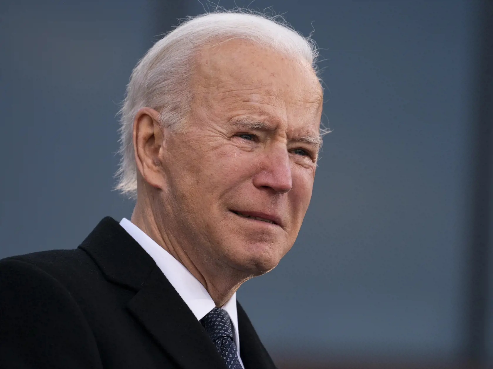 KK5 New Castle - Novozvolený amrický prezident Joe Biden plače počas svojho prejavu 19. januára 2021 v americkom meste New Castle. Novozvolený prezident USA Joe Biden predniesol v utorok emotívny rozlúčkový prejav. Potláčal slzy, keď spomínal na zosnulého syna a ďakoval svojmu štátu Delaware, kde doteraz žil. Biden potom odcestoval do hlavného mesta Washington, kde bude v stredu inaugurovaný ako 46. prezident USA, informovala tlačová agentúra DPA. FOTO TASR/AP
President-elect Joe Biden tears up