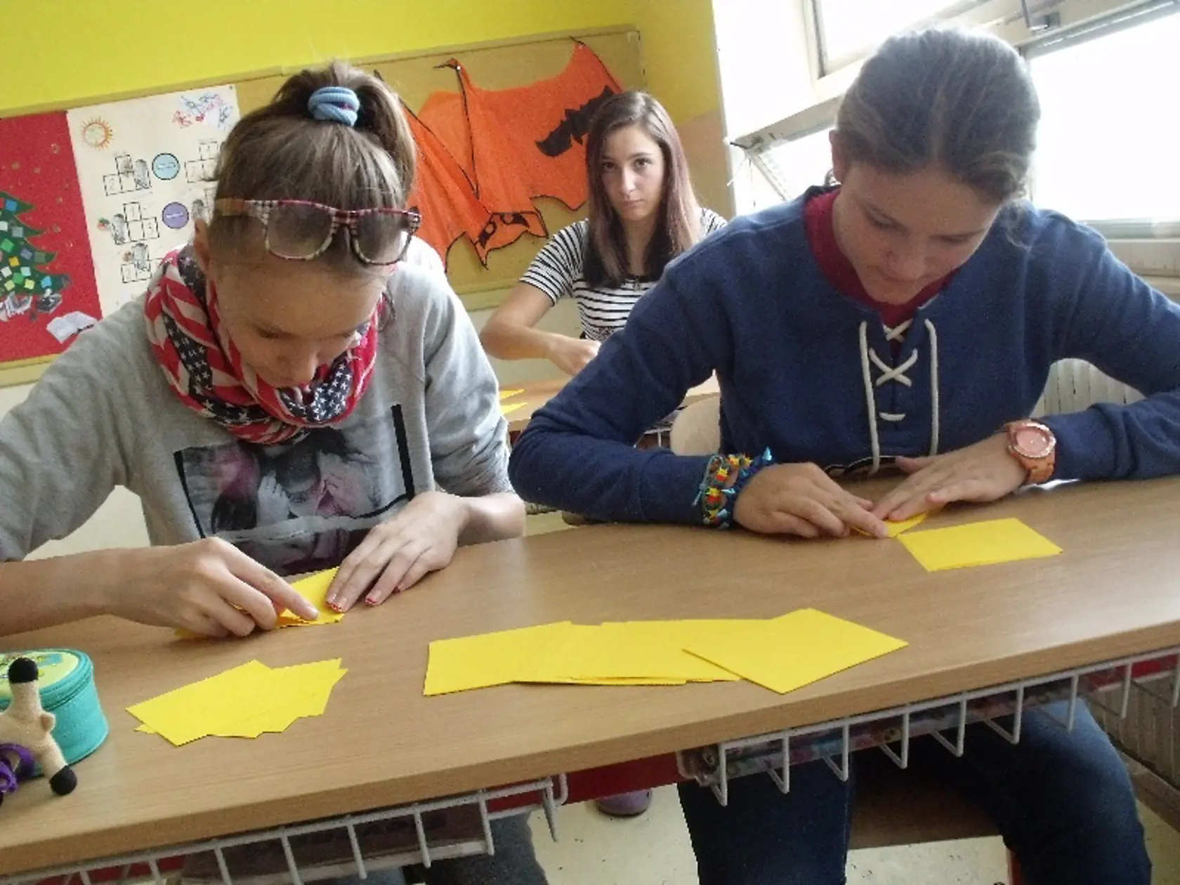 Skladali všetci : Do výroby origami sa zapojili aj košickí školáci.