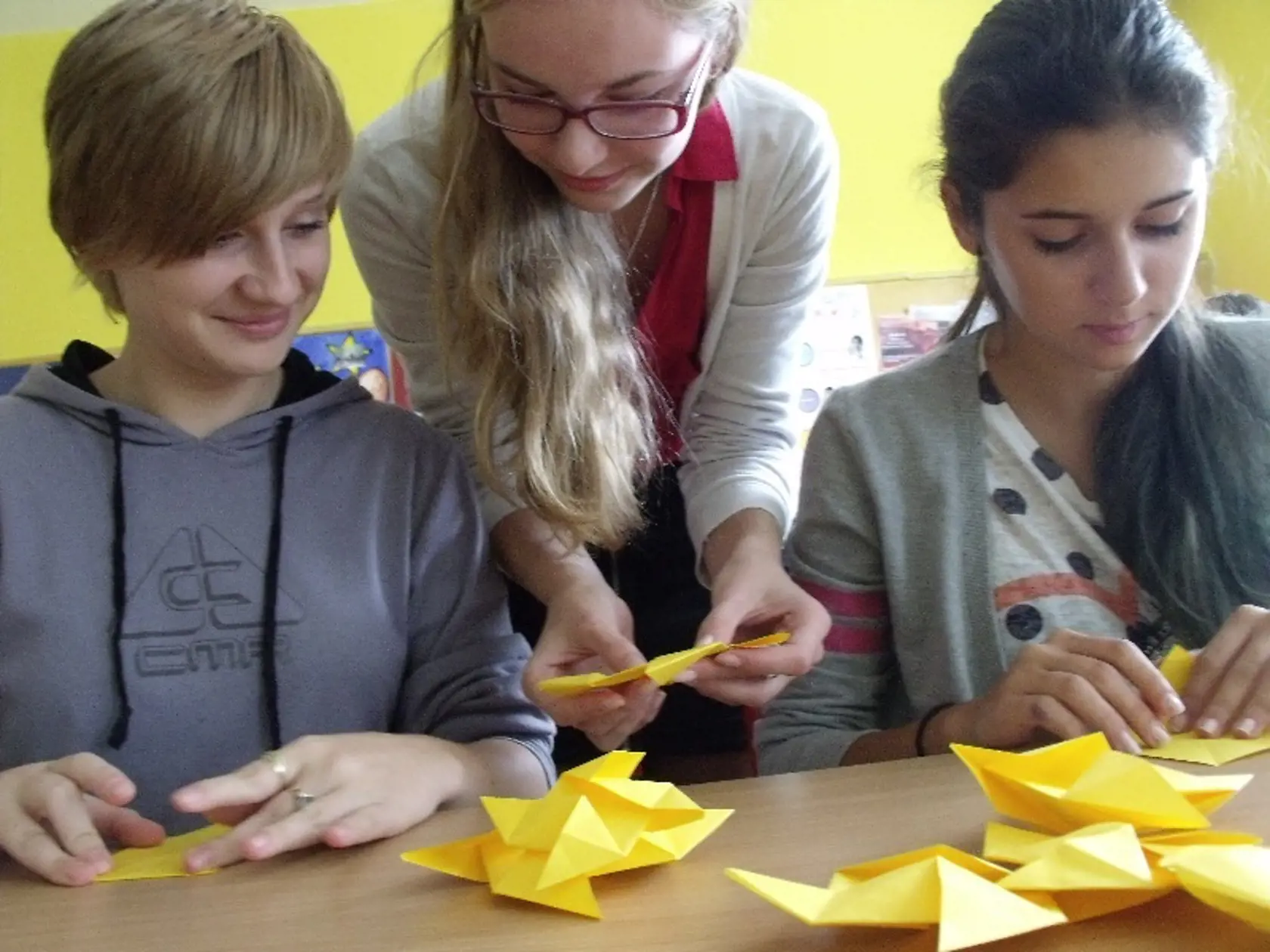 Skladali všetci : Do výroby origami sa zapojili aj košickí školáci.