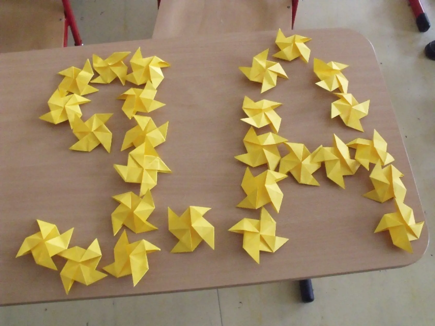 Skladali všetci : Do výroby origami sa zapojili aj košickí školáci.
