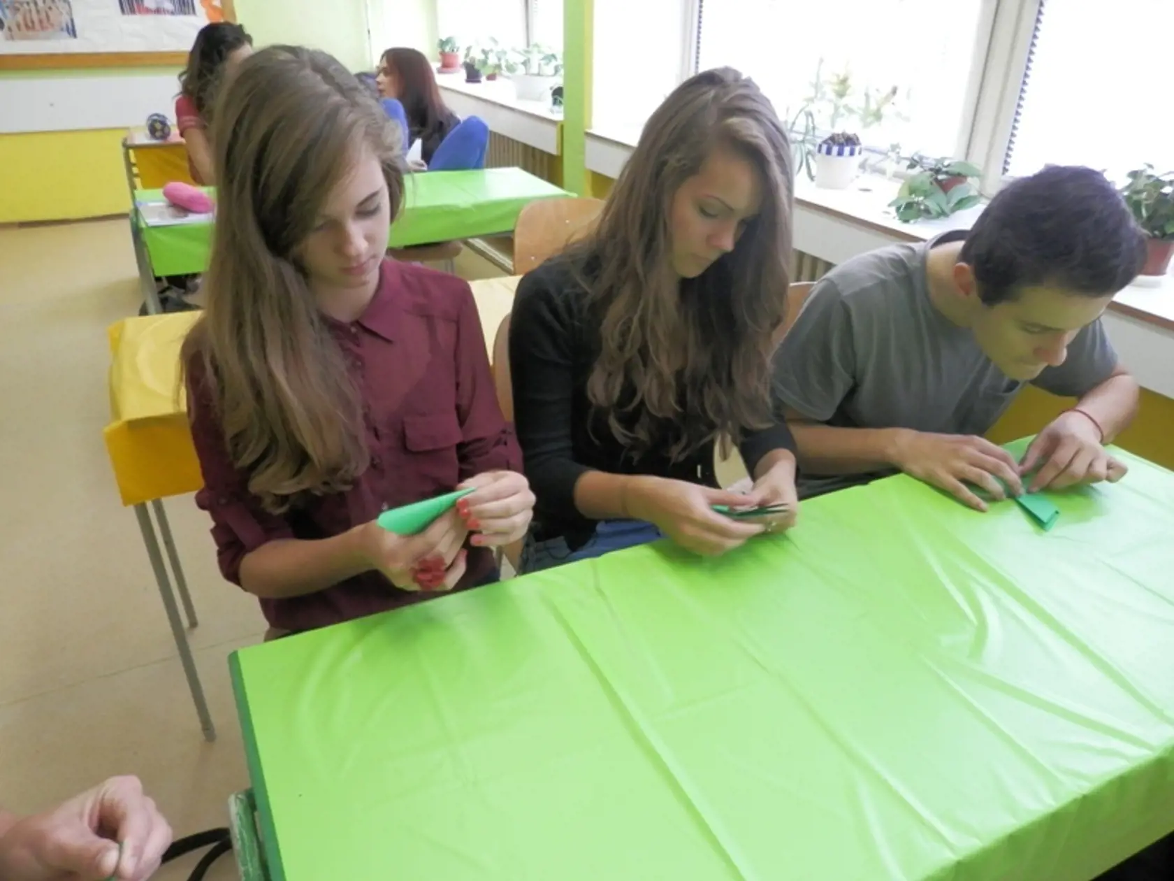 Skladali všetci : Do výroby origami sa zapojili aj košickí školáci.