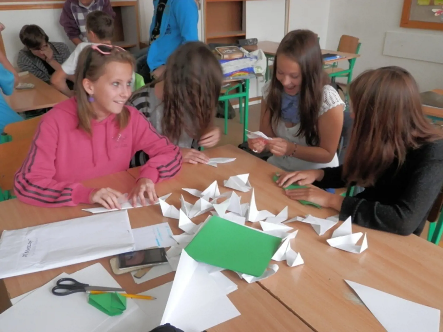 Skladali všetci : Do výroby origami sa zapojili aj košickí školáci.