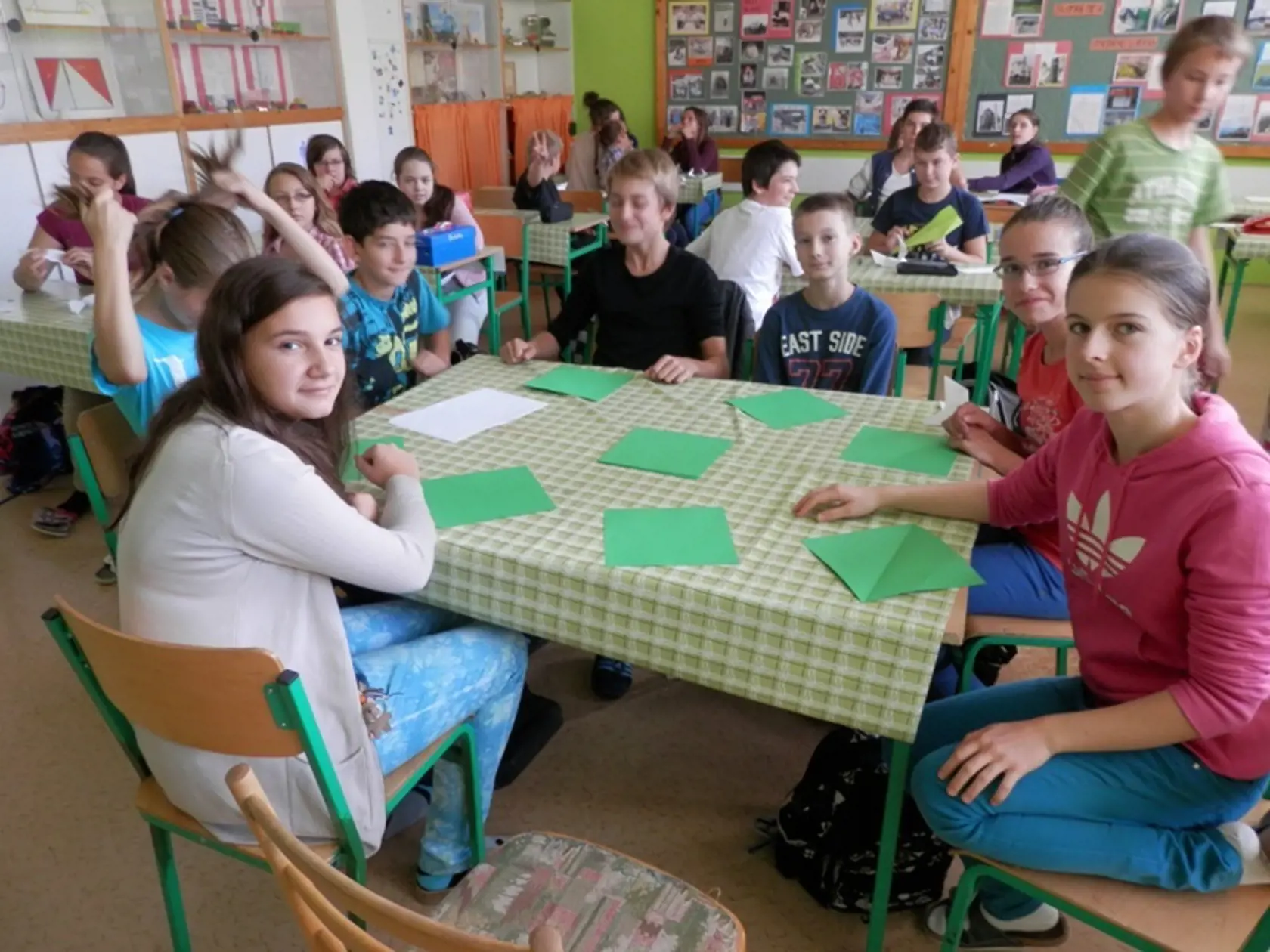 Skladali všetci : Do výroby origami sa zapojili aj košickí školáci.
