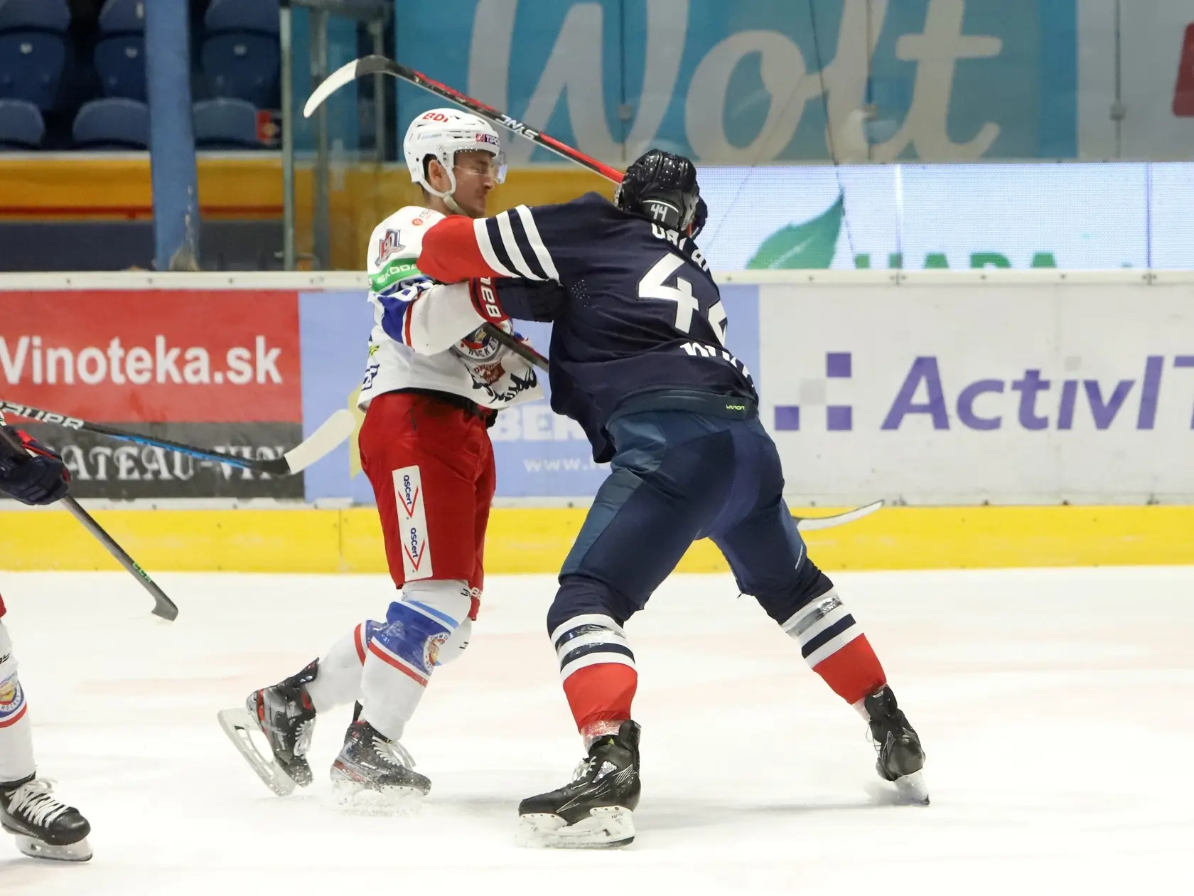 Na snímke zľava Dávid Mudrák (Zvolen) a Juraj Valach (Slovan).