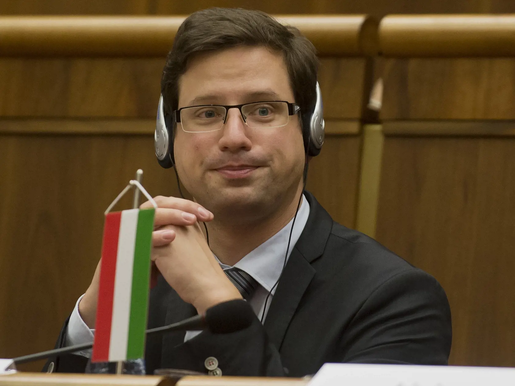 Maďarská vláda rozhodla, že zamestnávatelia môžu predpísať svojim zamestnancom povinné očkovanie proti ochoreniu COVID-19. Oznámil to minulý štvrtok v Budapešti šéf úradu vlády Gergely Gulyás.