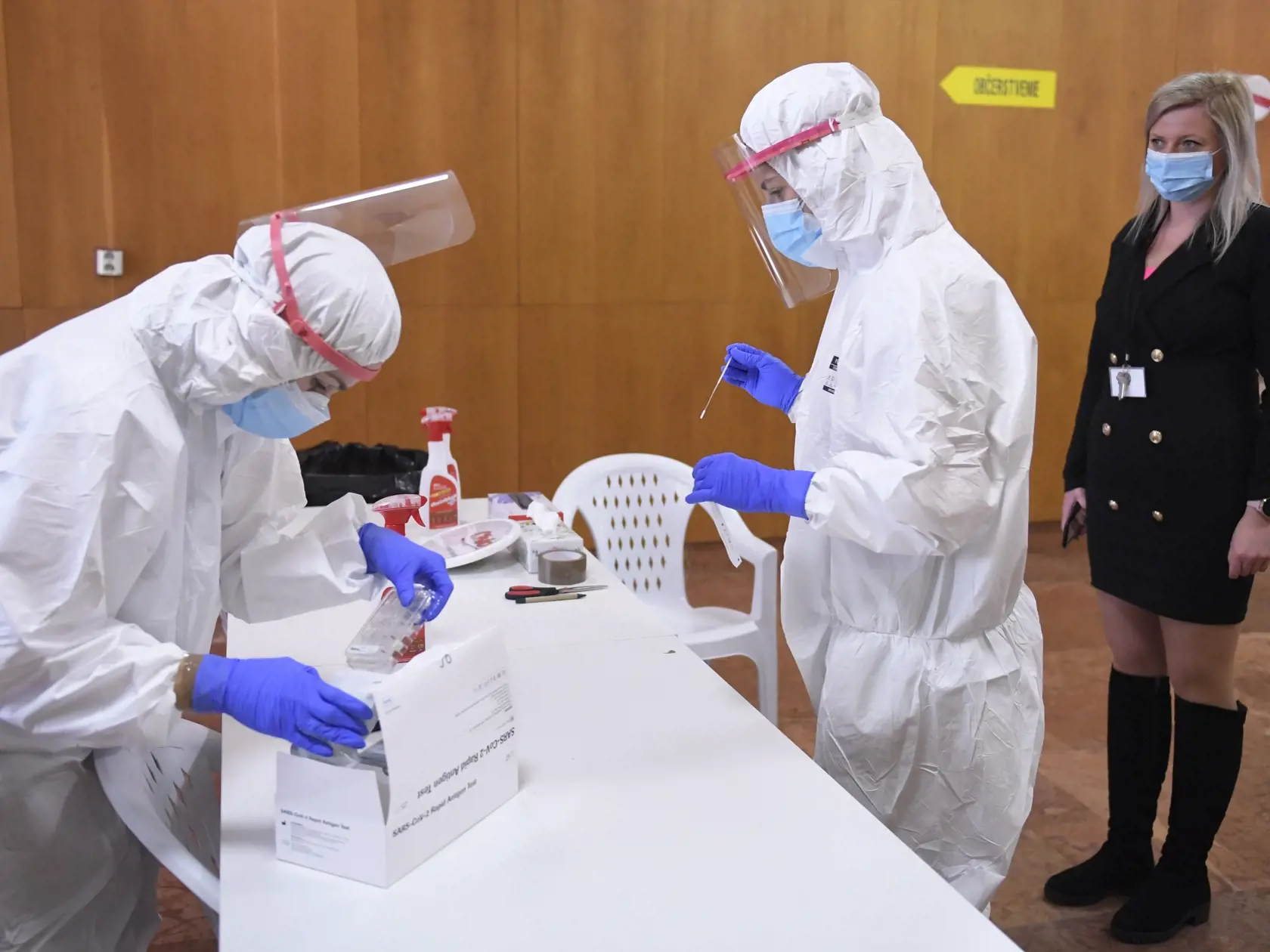 Potvrdenie o negatívnom teste na ochorenie COVID-19 pre cestu do práce sa na Slovensku vyžaduje od stredy 10. februára. Periodicita testovania závisí od epidemiologickej situácie regiónu. Vyplýva to z vyhlášky z Úradu verejného zdravotníctva (ÚVZ) SR, ktorou sa nariaďujú opatrenia pri ohrození verejného zdravia k režimu vstupu osôb do priestorov prevádzok a priestorov zamestnávateľa. Na snímke odberné miesto na antigénové testovanie na magistráte v Košiciach 10. februára 2021, kde dnes testovali