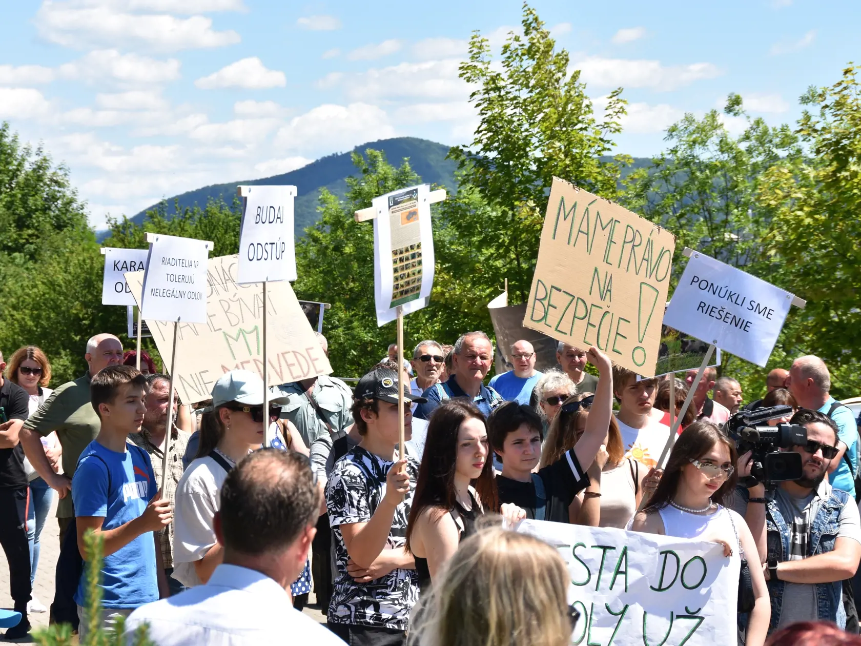 Archívna snímka: Vyše stovka ľudí, vrátane zástupcov samospráv z Podpoľania, Kremnických vrchov či Liptova protestovala v stredu 15. júna 2022 popoludní pred sídlom Štátnej ochrany prírody (ŠOP) SR v Banskej Bystrici. Žiadali regulovaný odstrel medveďa hnedého i odstúpenie ministra životného prostredia Jána Budaja (OĽANO).