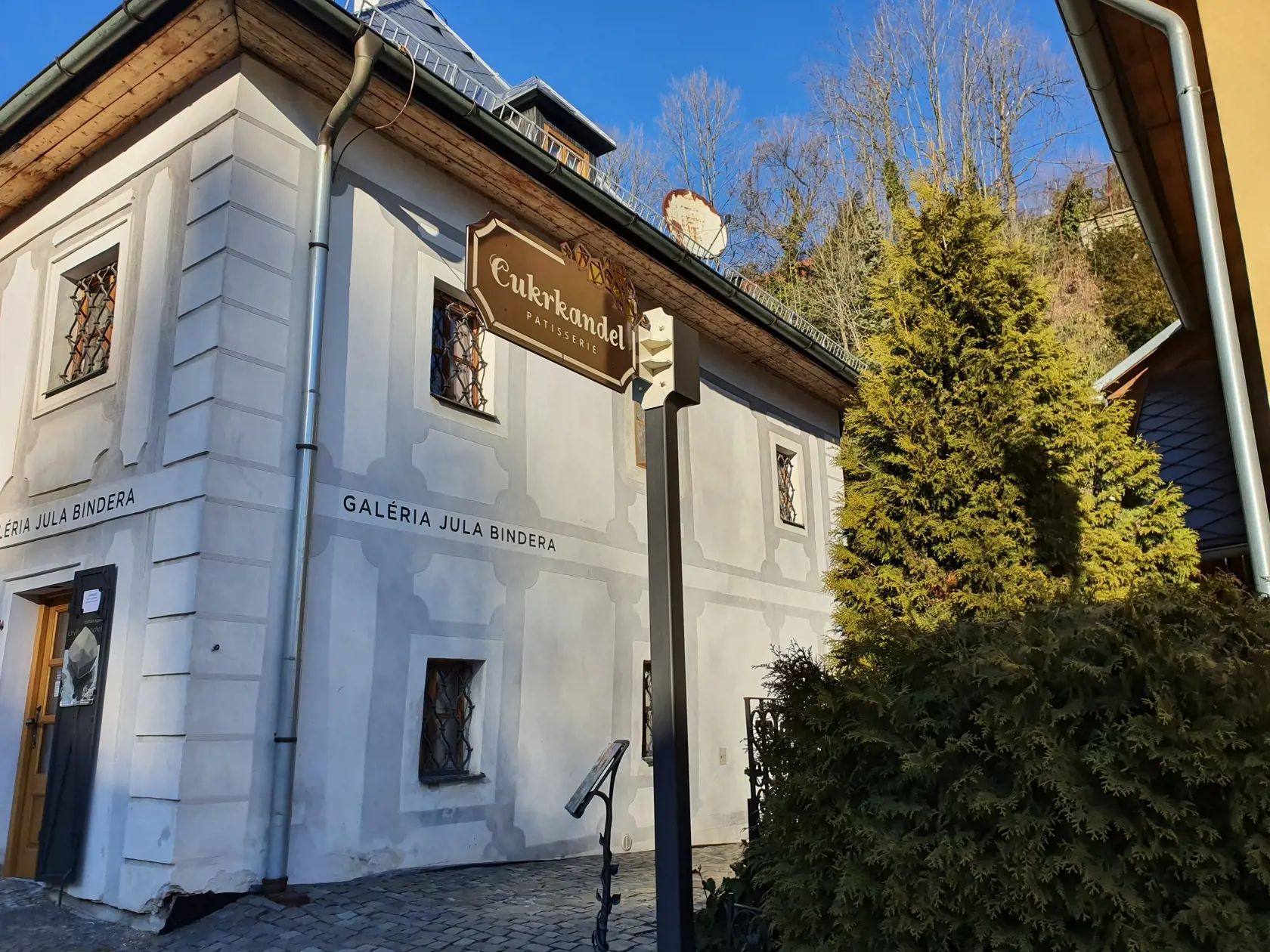 Nehnuteľnosti stoja v centre Banskej Štiavnice.