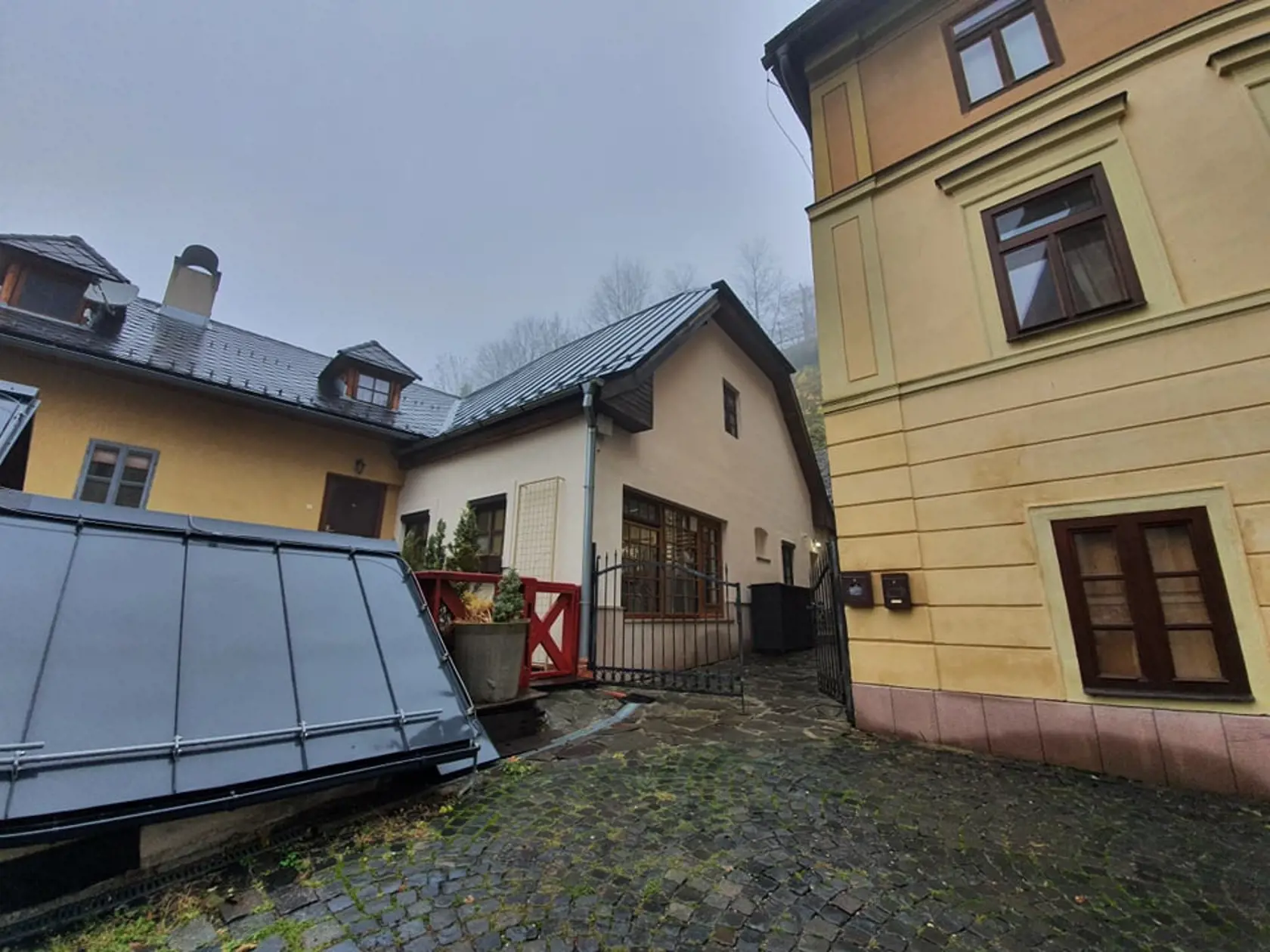 V bývalom dome Alexandra Rezeša sa dnes nachádza cukráreň s pekárňou.