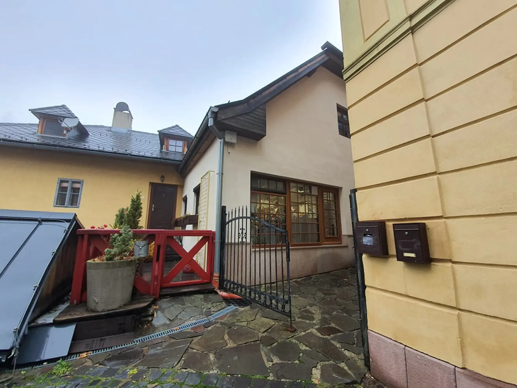 V bývalom dome Alexandra Rezeša sa dnes nachádza cukráreň s pekárňou.