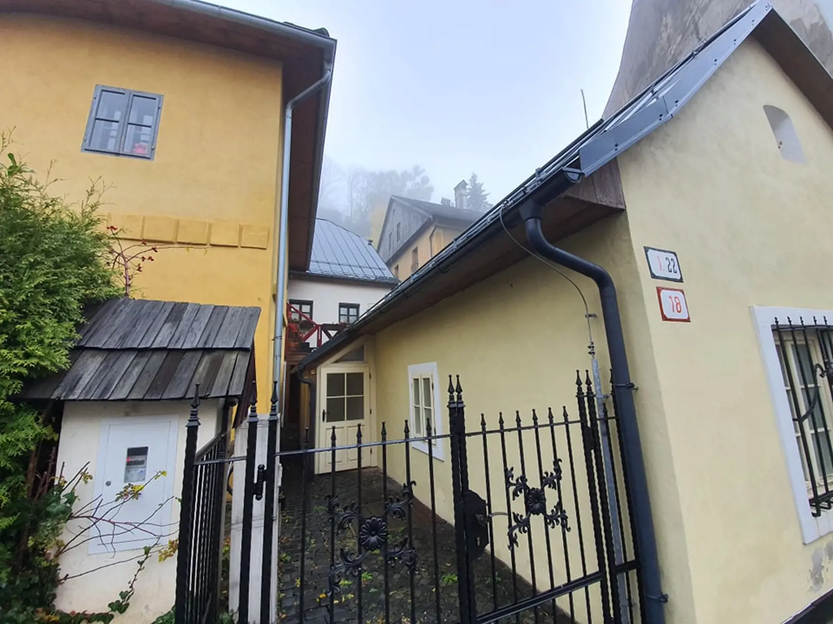 Rezešovci vlastnili aj nehnuteľnosť vpredu.