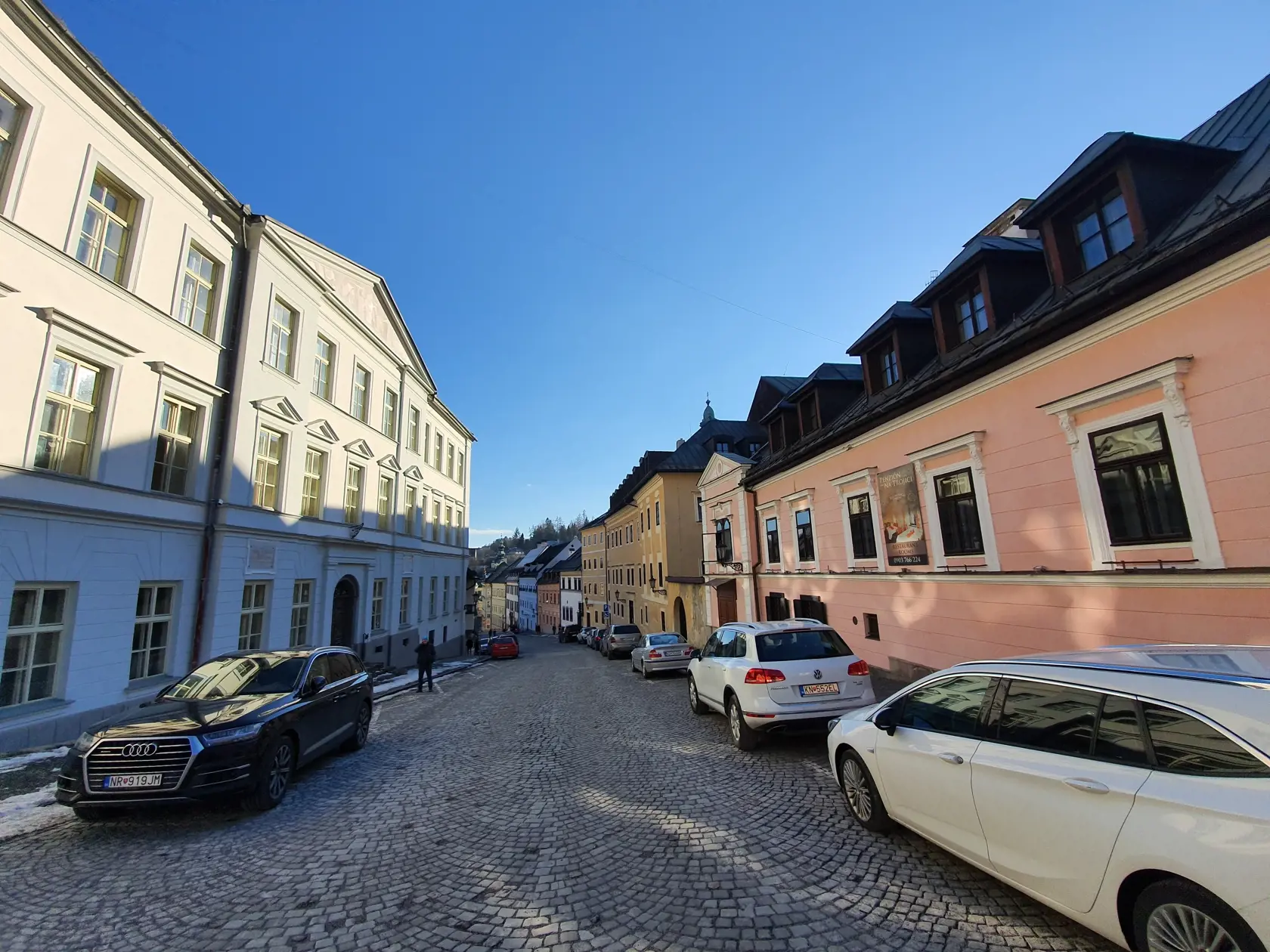Nehnuteľnosti stoja na Trojičnom námestí v Banskej Štiavnici.