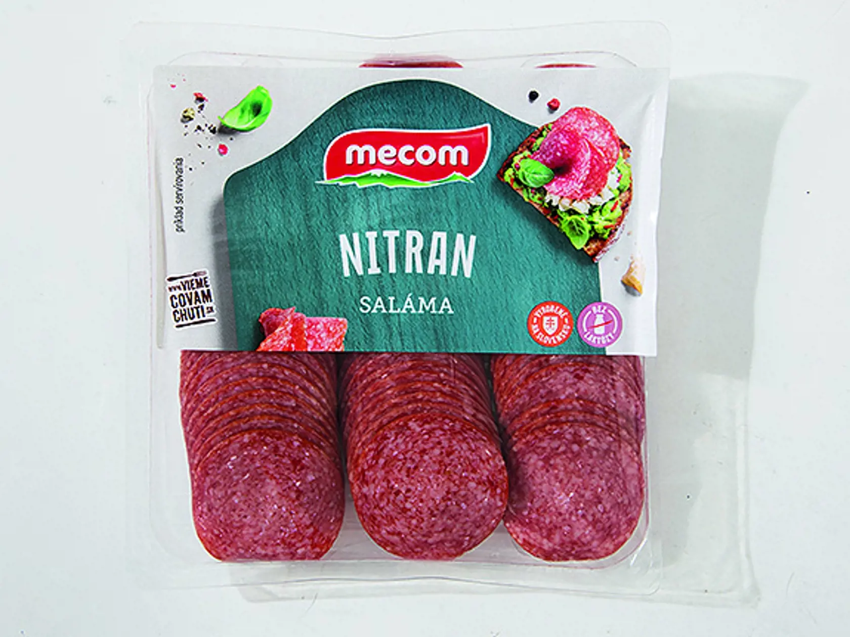 Nitran saláma
Mecom, 300 g
Krajina pôvodu/ Slovensko
Zloženie/ bravčové mäso, bravčová slanina, hovädzie mäso, jedlá soľ, hroznový cukor, maltodextrín, zvýrazňovač chuti E 621, cukor, korenie, antioxidant E 315, farbivo E 120, koreninový extrakt, bravčová bielkovina, štartovacia kultúra, konzervačná látka E 250
Podiel mäsa/ 132 g na 100 g salámy
Energia v 100 g/ 2 353 kJ Bielkoviny/ 17,9 g Sacharidy/ 1 g Tuky/ 50,9 g Soľ/ 4 g
Redakcia hodnotí: Tuhá, veľmi aromatická saláma na pohľad nepôso