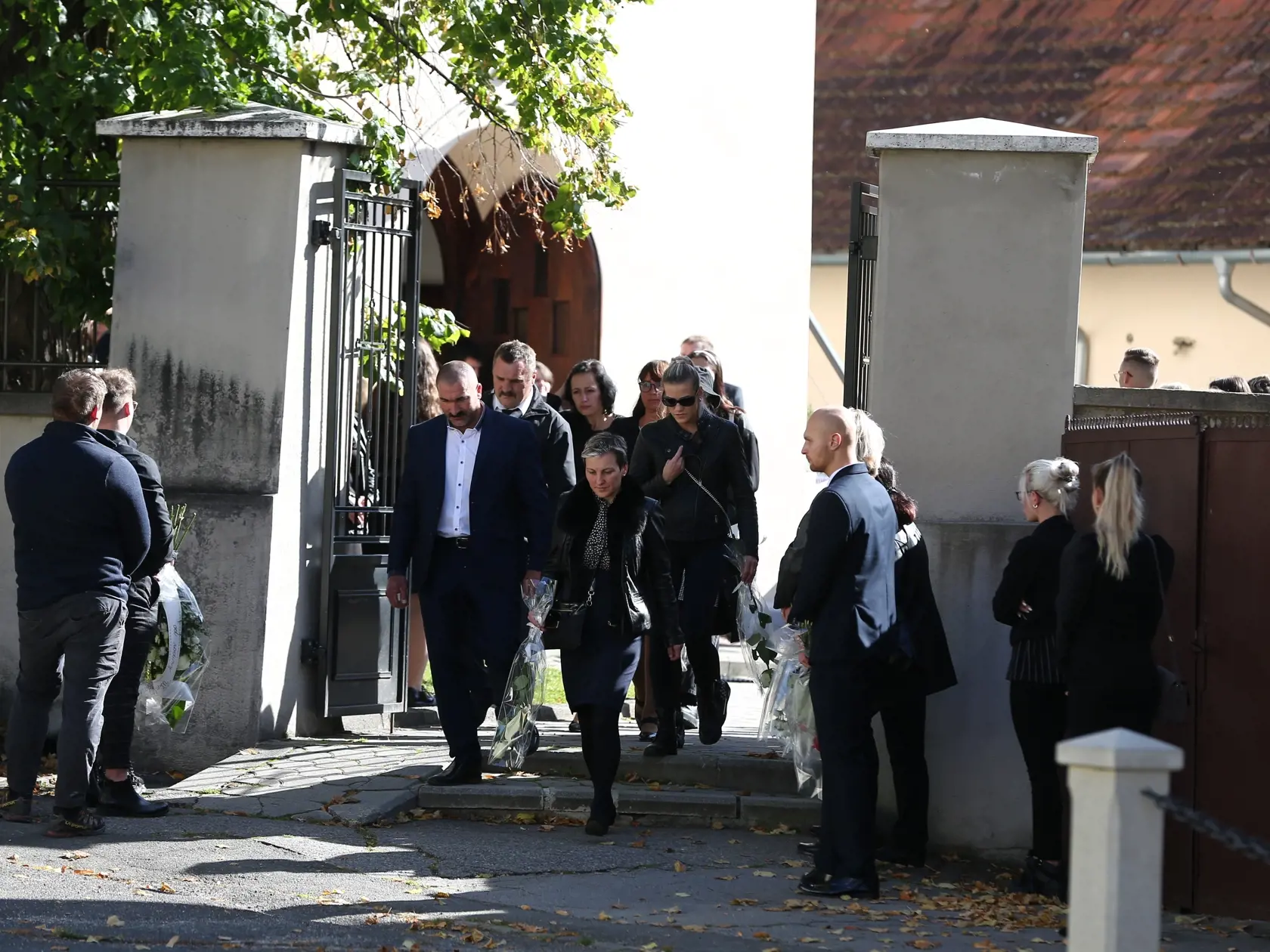 Posledná rozlúčka s nadanou študentkou Broňou. V sobotu (8.10.) sa rozlúčili rodiny Mareka a Brone so svojími milovanými deťmi, vnúčatami, a súrodencami. Ich mladé životy vyhasli vinou opitého vodiča.