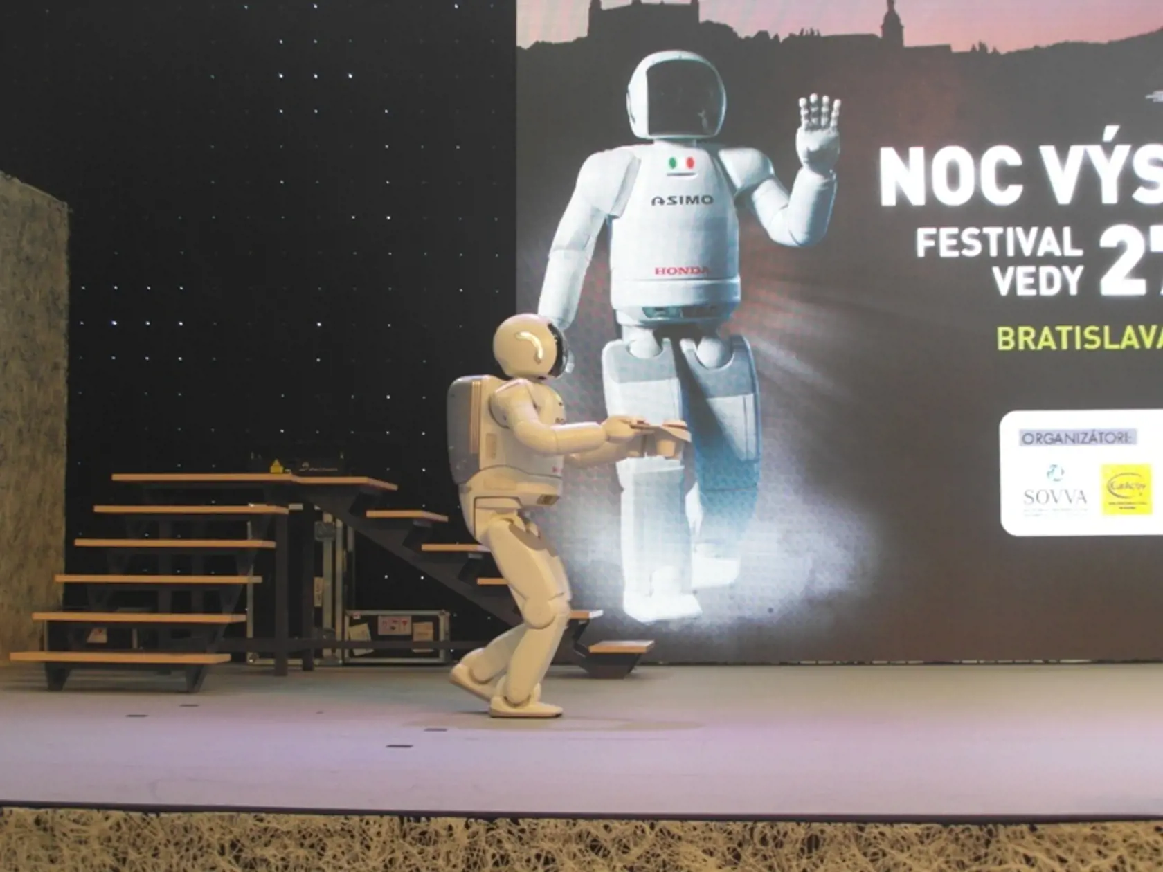 Zaujal každého! Inteligentný robot ASIMO sa predviedol na festivale Noc výskumníkov v Bratislave.