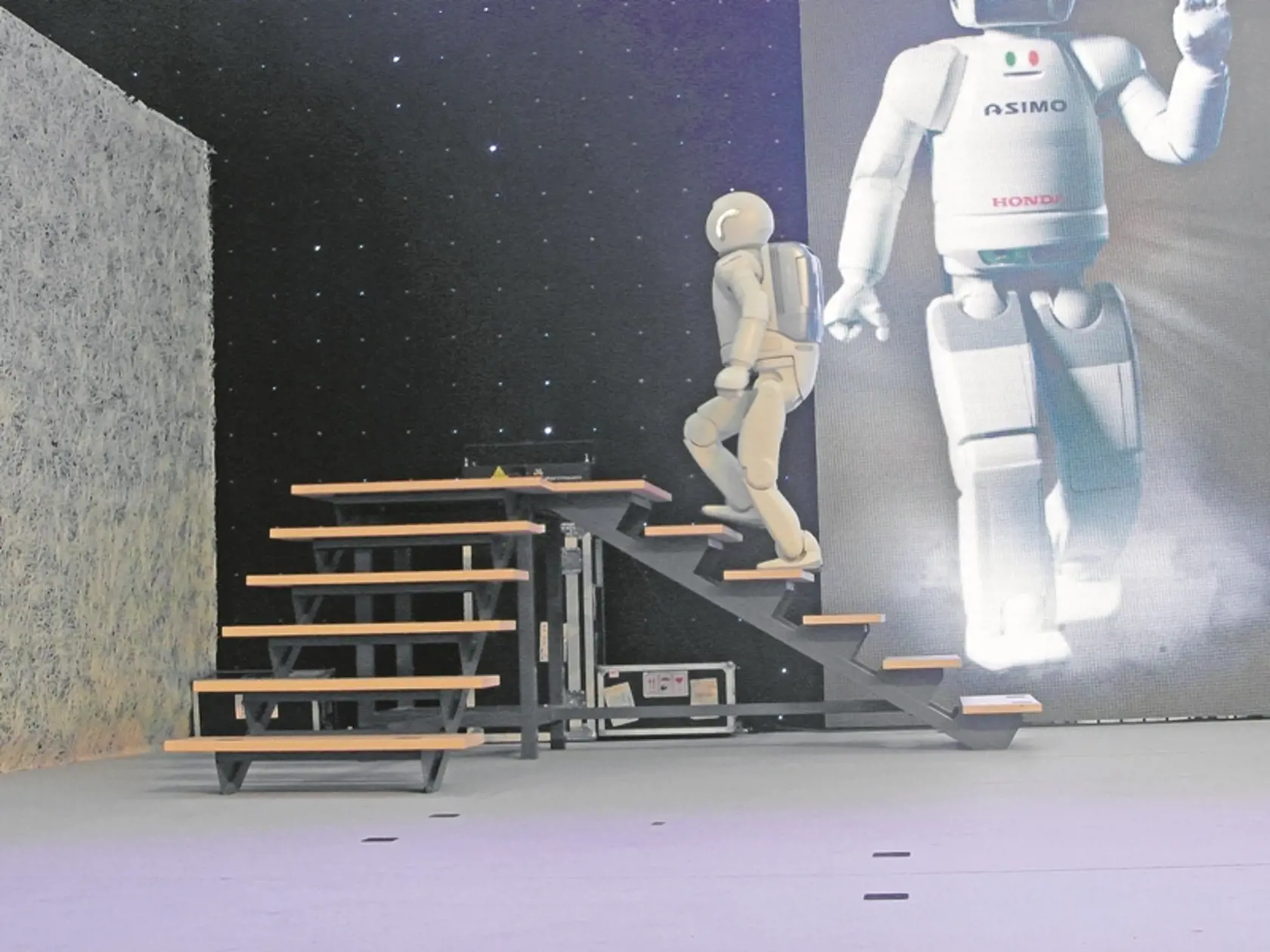 Zaujal každého! Inteligentný robot ASIMO sa predviedol na festivale Noc výskumníkov v Bratislave.