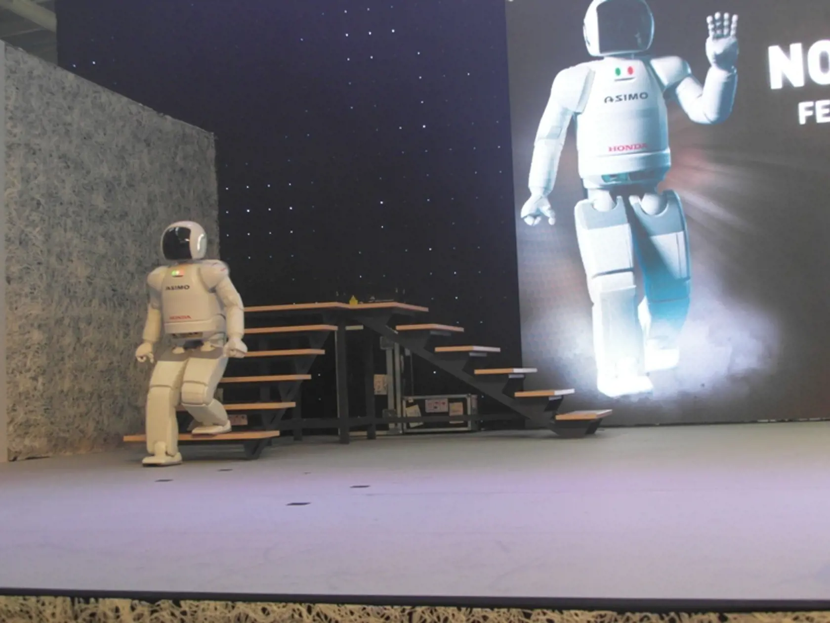 Zaujal každého! Inteligentný robot ASIMO sa predviedol na festivale Noc výskumníkov v Bratislave.