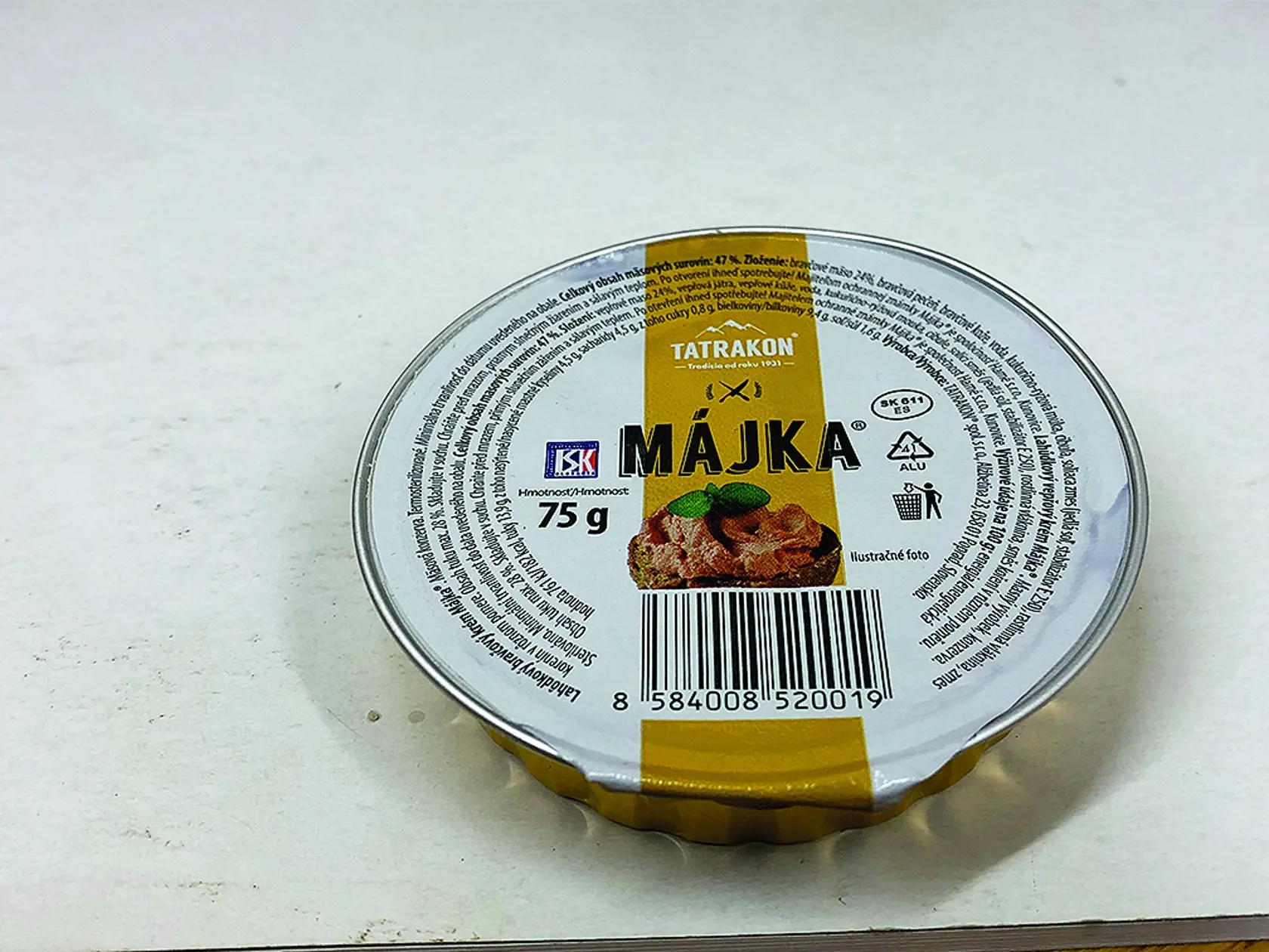 Top! Víťaz - Májka
Tatrakon, 75 g
Krajina pôvodu/ Slovensko
Zloženie/ bravčové mäso 24 %, bravčová pečeň, bravčové kože, voda, kukurično-ryžová múka, cibuľa, soliaca zmes (jedlá soľ, stabilizátor E 250), rastlinná vláknina, zmes korenín
Energia v 100 g/ 761 kJ Bielkoviny/ 9,4 g Sacharidy/ 4,5 g Tuky/ 13,9 g Soľ/ 1,6 g
Redakcia hodnotí: Tmavoružová paštéta s výraznou vôňou pečene a korenín. Textúra je mierne drsnejšia s viditeľným korením, ale dobre roztierateľná. Chuť je výborná, silno peče