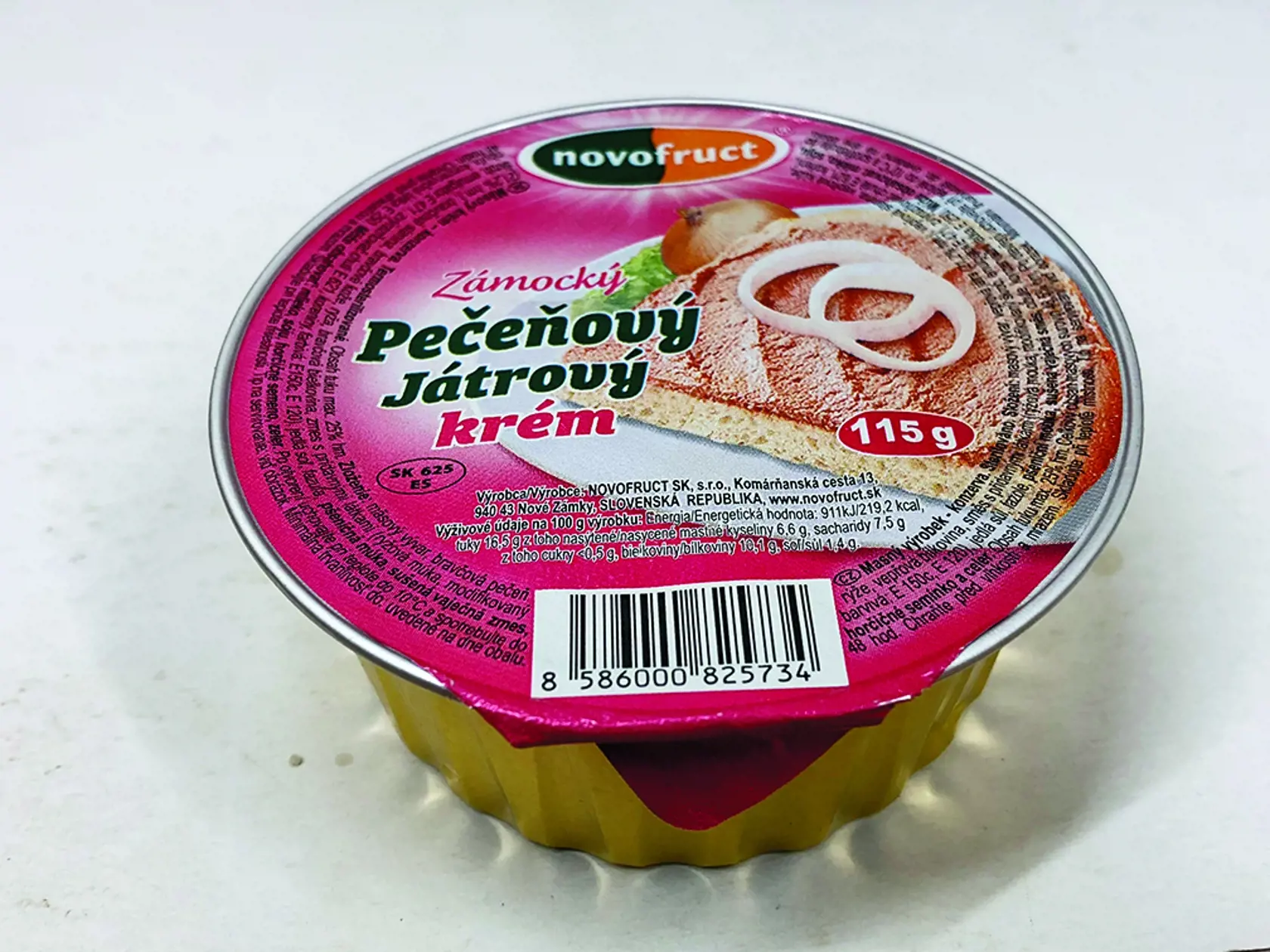 Zámocký pečeňový krém
Novofruct, 115 g
Krajina pôvodu/ Slovensko
Zloženie/ mäsový vývar, bravčová pečeň 21,2 %, brav. slanina, brav. kože, ryža, brav. bielkovina, prídavné látky (ryžová múka, modif. škrob, emulgátor E 471, zvýrazňovač chuti E 621, koreniny, farbivá E 150c, E 120), jedlá soľ, fazuľa, pšeničná múka, sušená vaječná zmes, cibuľa, konzervant E 250
Energia v 100 g/ 911 kJ Bielkoviny/ 10,1 g Sacharidy/ 7,5 g Tuky/ 16,5 g Soľ/ 1,4 g
Redakcia hodnotí: Paštéta má peknú ružovú farbu a