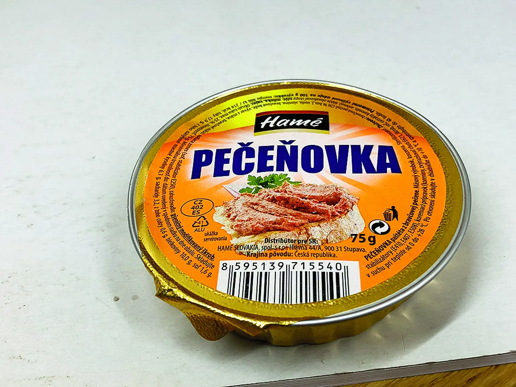 Pečeňovka
Hamé, 75 g
Krajina pôvodu/ Česko
Zloženie/ bravčová pečeň 26 %, voda, slanina, bravčové kože, vývar z mäsa, bravčové mäso, soliaca zmes (jedlá soľ, stabilizátor E 250), pšeničný modifikovaný škrob, stabilizátory (E 410, E 407, E 508), koreniaci prípravok (zvýrazňovač chuti E 621, škrob, soľ, extrakty korenín, aróma) 
Energia v 100 g/ 886 kJ Bielkoviny/ 10 g Sacharidy/ 3,2 g Tuky/ 17,9 g Soľ/ 1,6 g
Redakcia hodnotí: Najtmavšia paštéta vonia pečeňou. Má jemnú, hladkú textúru, najvyš
