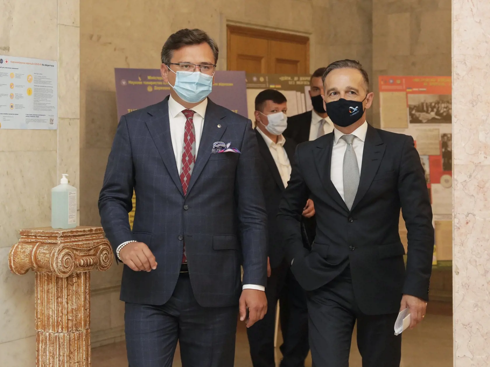 Ukrajinský minister zahraničných vecí Dmytro Kuleba (vľavo) prichádza so svojím nemeckým rezortným partnerom Heikom Maasom na spoločnú tlačovú konferenciu po ich stretnutí v Kyjeve 24. augusta 2020. FOTO TASR/AP