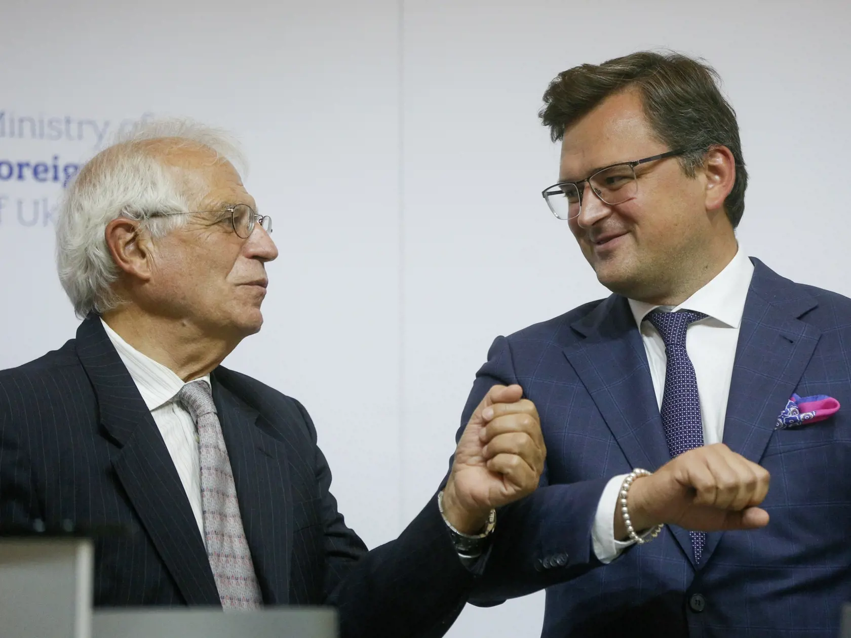 Ukrajinský minister zahraničných vecí Dmytro Kuleba (vpravo) víta šéfa diplomacie EÚ Josepa Borrella pred ich spoločnou tlačovou konferenciou v Kyjeve 22. septembra 2020. FOTO TASR/AP