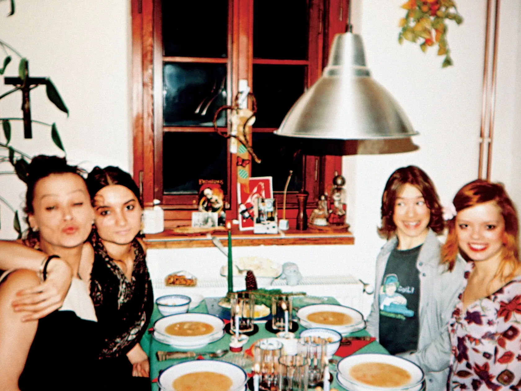 Yvetta Kornová, česká herečka, najmladšia sestra Jiřího Korna, problémy s alkoholom a drogami, rodina, deti
foto : archív Y. K.
uverejnené Šarm 2/2007
pôvodný súbor:3 S rodinou.eps