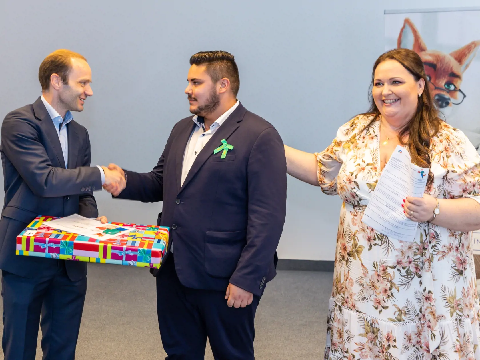 Porotu najviac zaujal Patrik Havran z Bernolákova, ktorý je v maturitnom ročníku na strednej odbornej škole pedagogickej. Patrik s presedníčkou poroty Renátou Názlerovou a Davidom Marwanom z Prvej stavebnej sporiteľne.