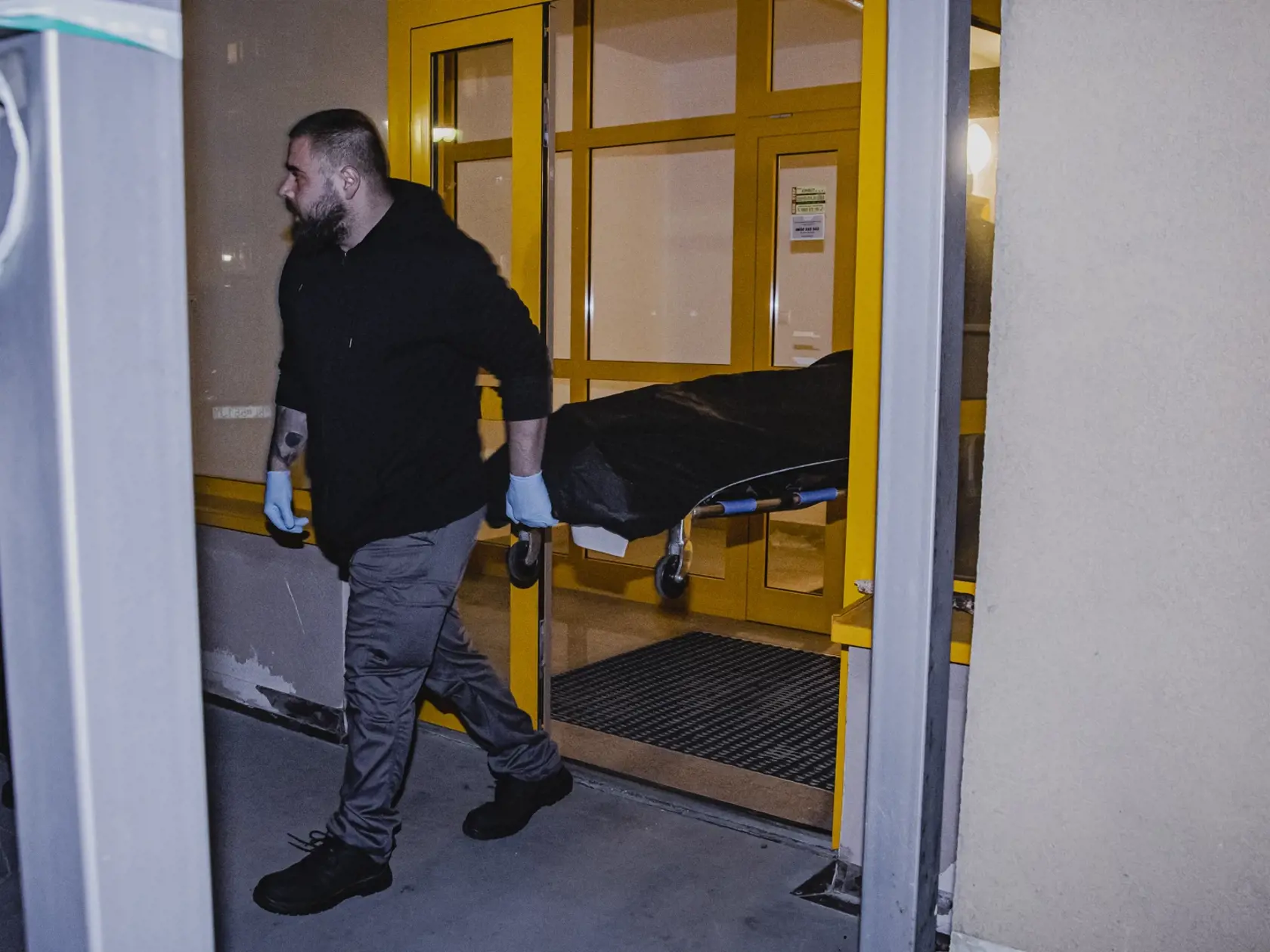 Polícia krátko po 10.15h prijala informáciu, v zmysle ktorej malo dôjsť k pádu osoby mužského pohlavia z jedného z bytov na Vyšehradskej ulici v Petržalke. Muž bol privolanou záchrannou službou prevezený do jednej z nemocníc, kde zraneniam podľahol. 
Krátko po 15.00 h sme prijala ďalšie oznámenie, v zmysle ktorého malo dôjsť na uvedenej adrese k pádu ďalšej osoby – tentokrát ženského pohlavia. Tá utrpela pádom zranenia, ktorým na mieste podľahla. 
Policajti na mieste vykonávali od prvotného ozná