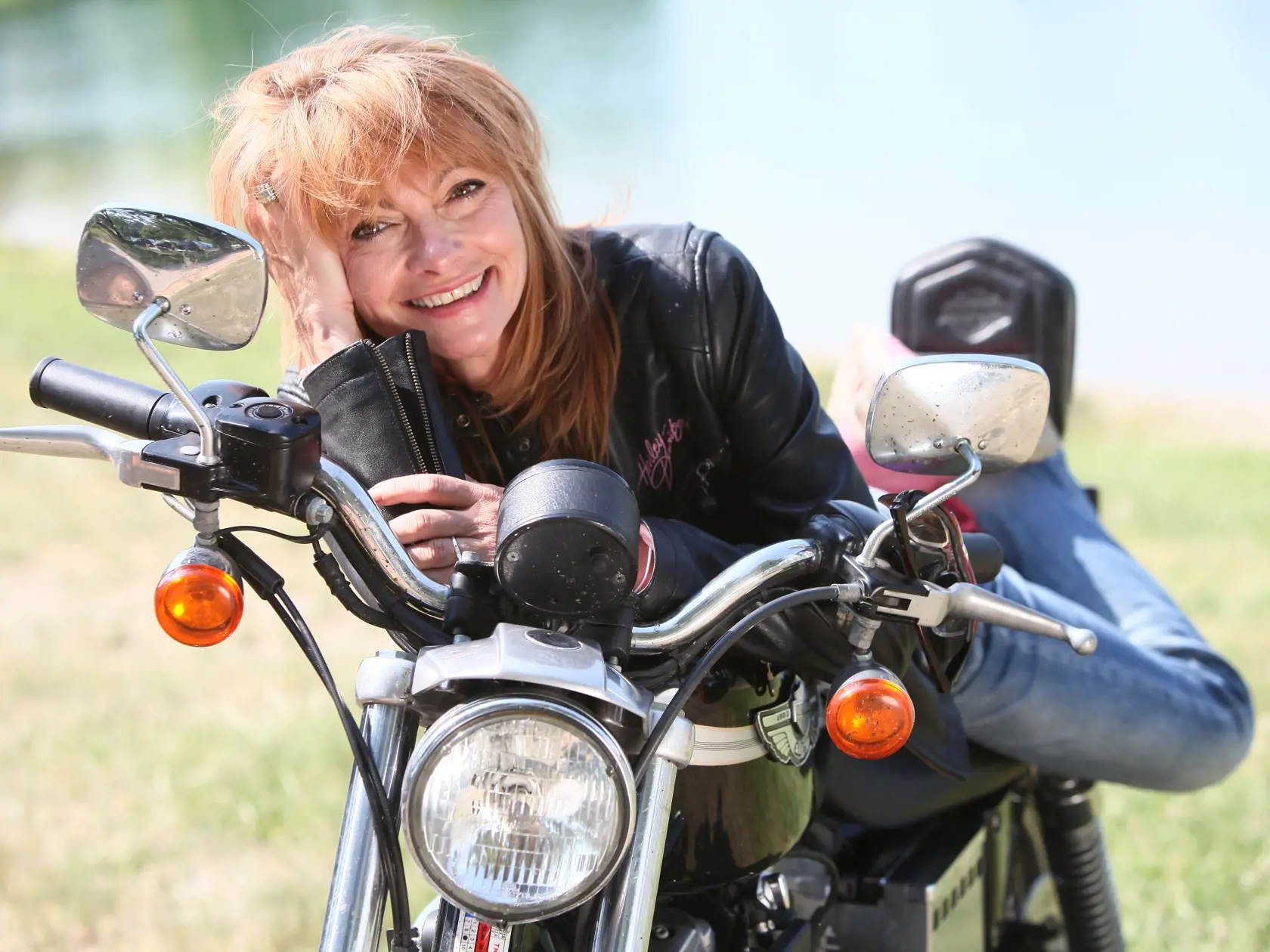 Jana Hubinská na motorke.