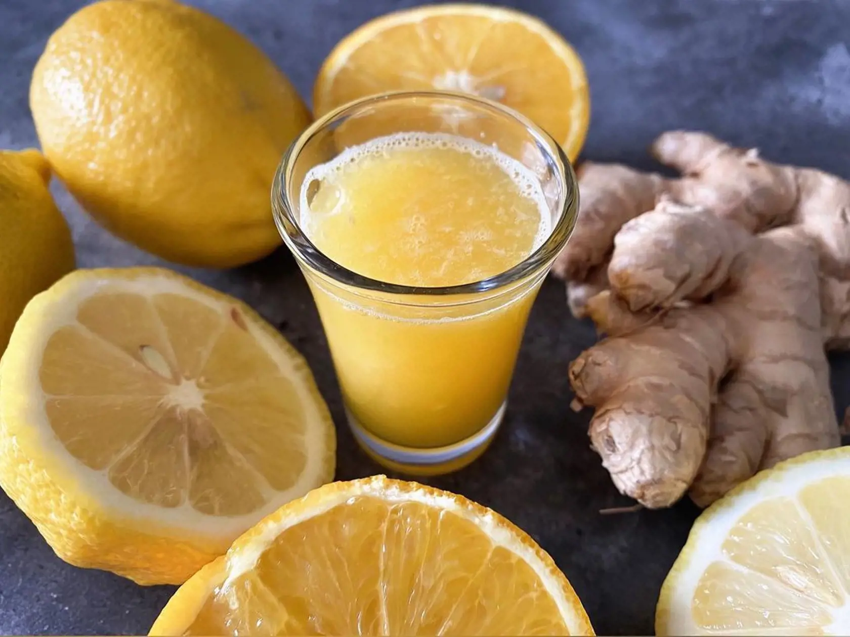 Citrón vyrovnáva pH a obsahuje veľa potrebného vitamínu C.