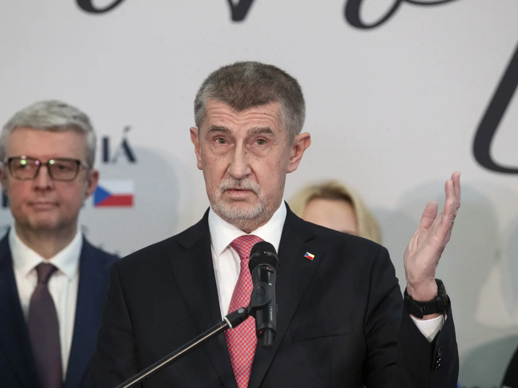 Na archívnej snímke z 28. januára 2023 prezidentský kandidát a bývalý český premiér Andrej Babiš hovorí pred novinármi v Prahe.