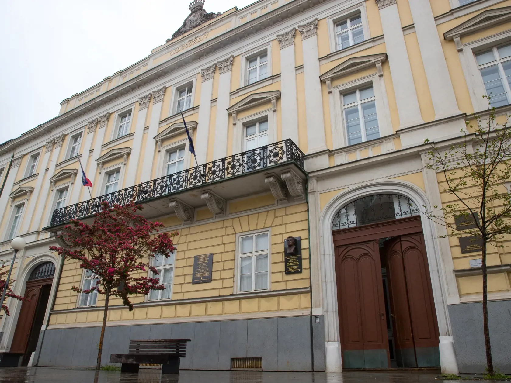Pohľad na historickú budovu Národnej rady. Pred rokmi sa v nej diali všetky dôležité zákonodarné rozhodnutia. V súčasnosti slúži napríklad aj na výsluchy kandidátov na ústavných sudcov.