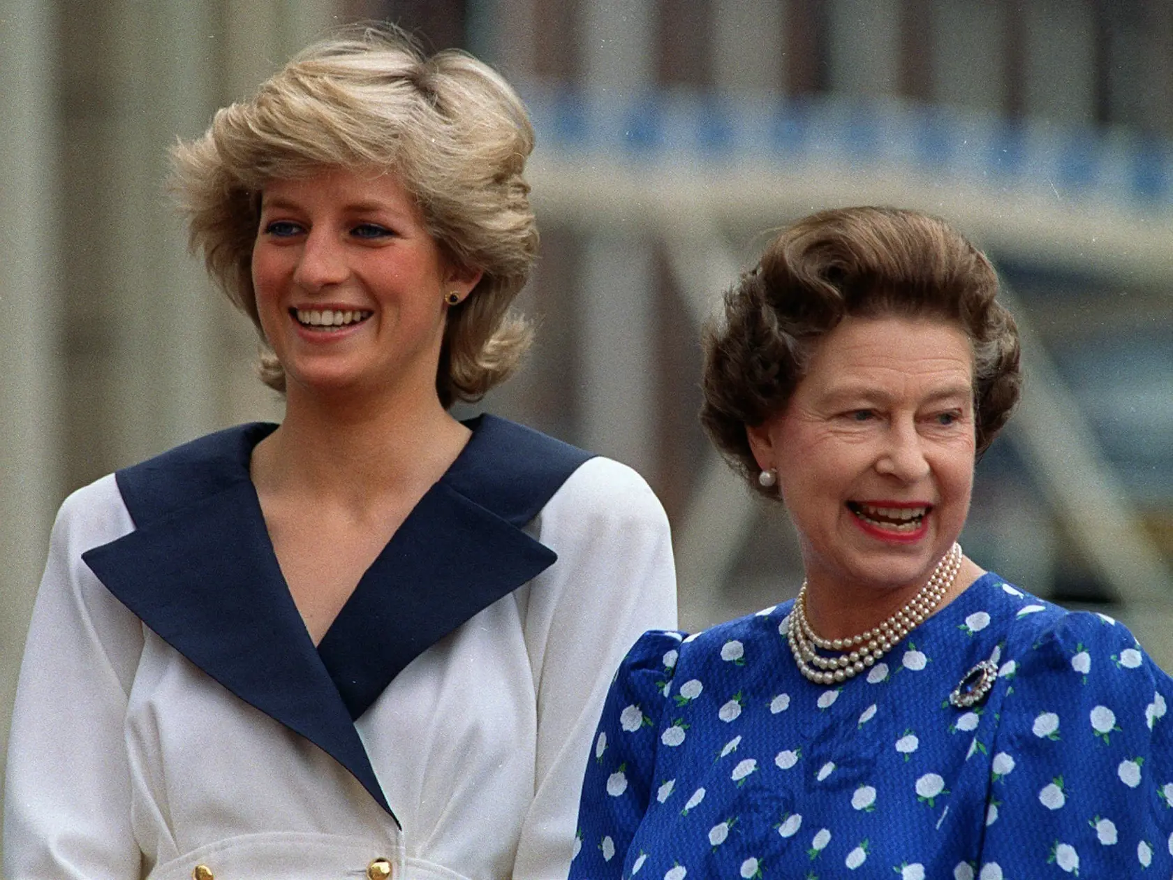 Na archívnej snímke zo 4. augusta 1987 britská princezná Diana (vľavo) a britská kráľovná Alžbeta II. sa usmievajú v Londýne. Diana zahynula 30. augusta 1997 pri autonehode v parížskom tuneli, keď ju s jej vtedajším priateľom Dodim al-Fayedom prenasledovali autá paparazzov.