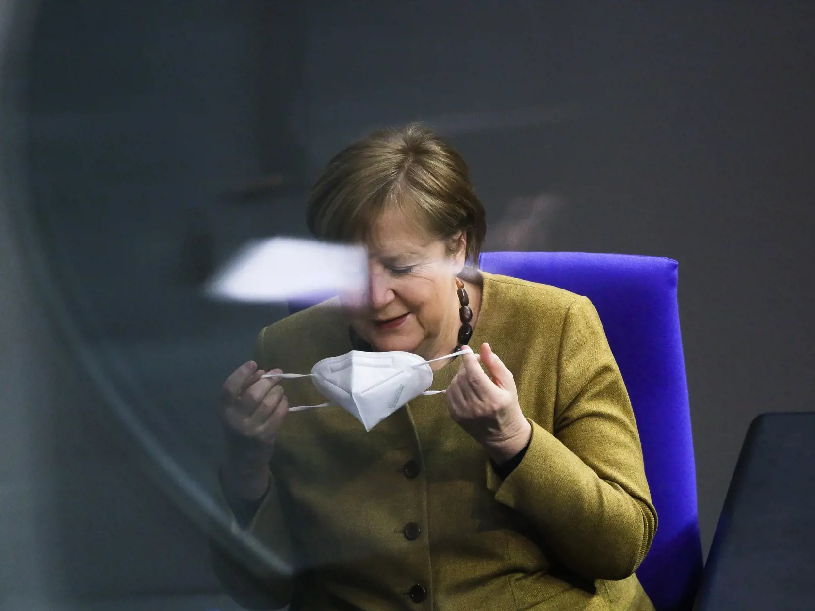EBE 20 Berlín - Na snímke nemecká kancelárka Angela Merkelová si nasadzuje ochranné rúško počas diskusie v parlamente o situácii v súvislosti s pandémiou nového koronavírusu v Berlíne 4. marca 2021. Nemecko vakcínu spoločnosti AstraZeneca proti ochoreniu COVID-19 čoskoro schváli na použitie u osôb nad 65 rokov, uviedla nemecká kancelárka Angela Merkelová. FOTO TASR/AP
German Chancellor Angela Merkel adjusts her face mask as she attends a debate of the German Parliament Bundestag about the corona