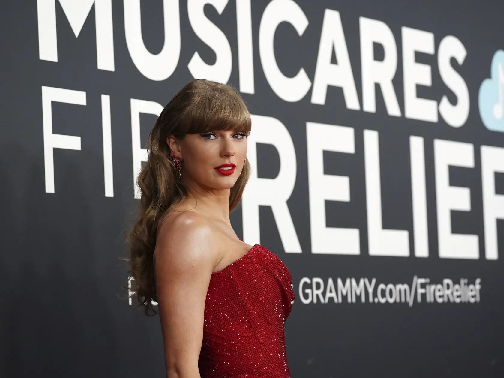 Americká speváčka Taylor Swiftová prichádza na 67. ročník udeľovania hudobných cien Grammy v multifunkčnej aréne Crypto.com Arena v Los Angeles.