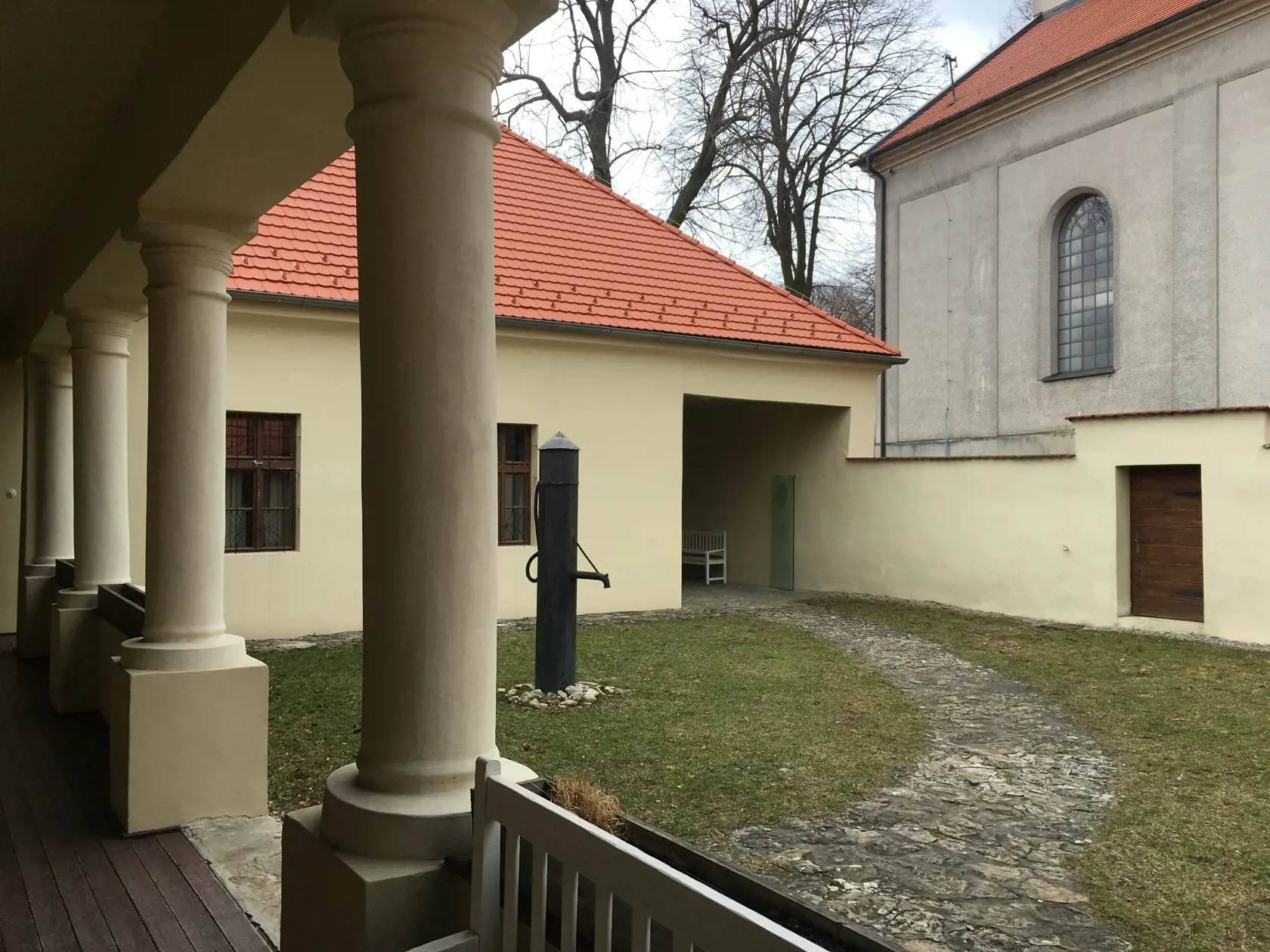 Fara v Košariskách, kde sa Milan Rastislav Štefánik narodil. Hneď vedľa je kostol.