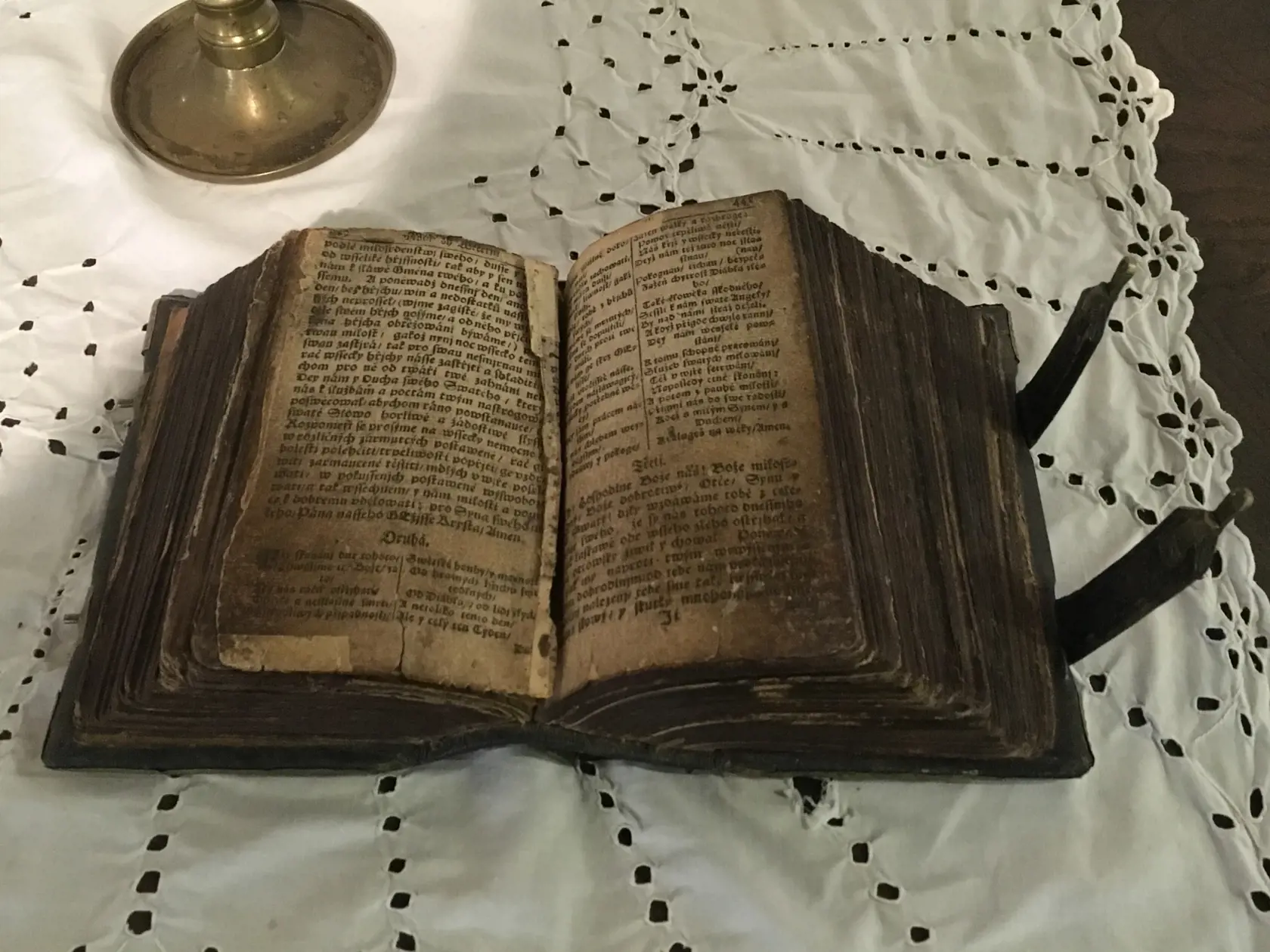 Biblia, z ktorej možno čítal ako malý Milan Rastislav Štefánik. Nachádza sa v jeho rodnom dome v Košariskách.