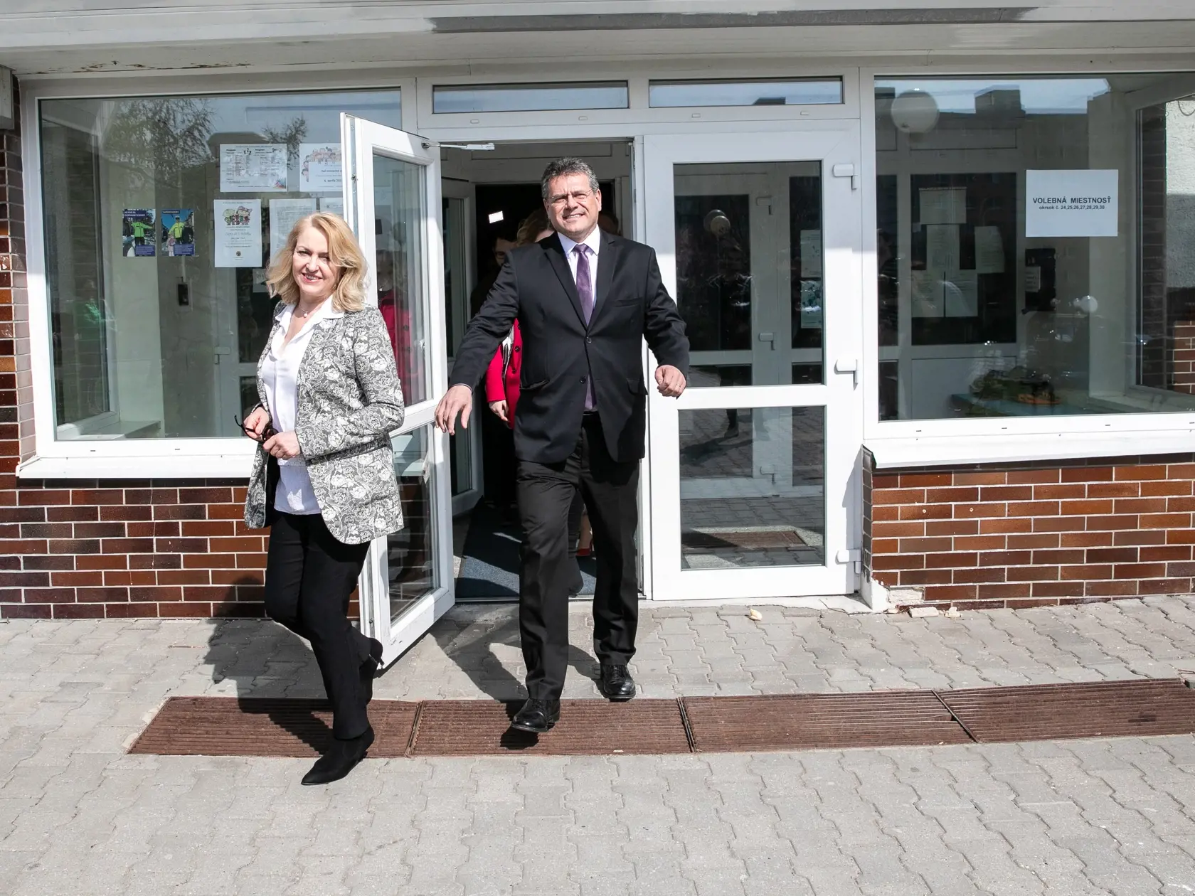 Druhé kolo prezidenských volieb na fotke Maroš Šefčovič. 