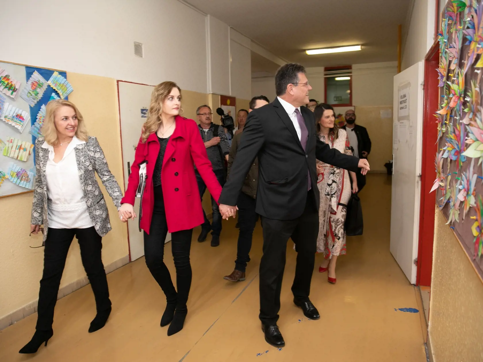 Druhé kolo prezidenských volieb na fotke Maroš Šefčovič. 