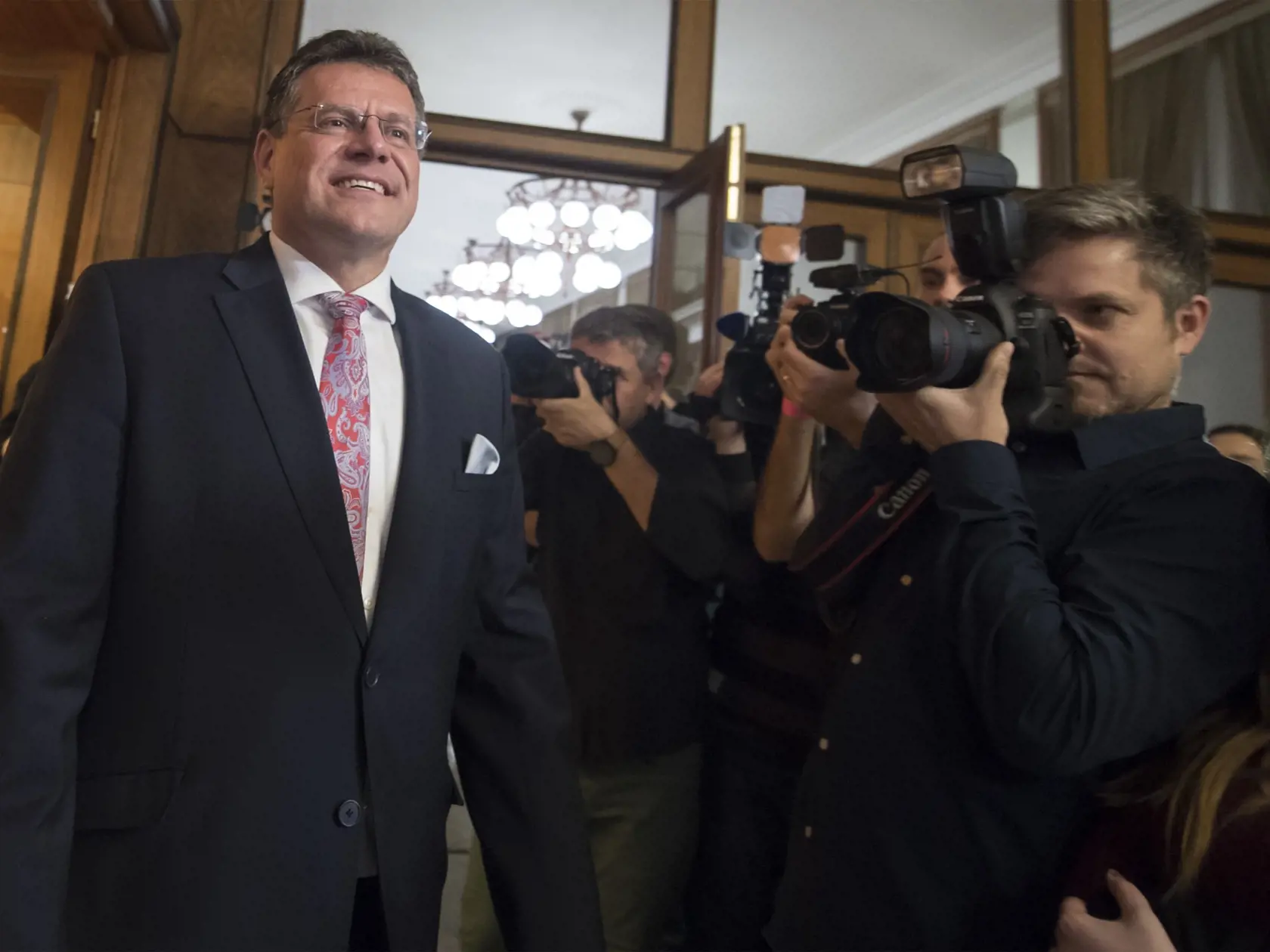 Na snímke kandidát na prezidenta Maroš Šefčovič  po príchode do svojej volebnej centrály po 2. kole prezidentských volieb v Bratislave 30. marca 2019. FOTO TASR - Martin Baumann
