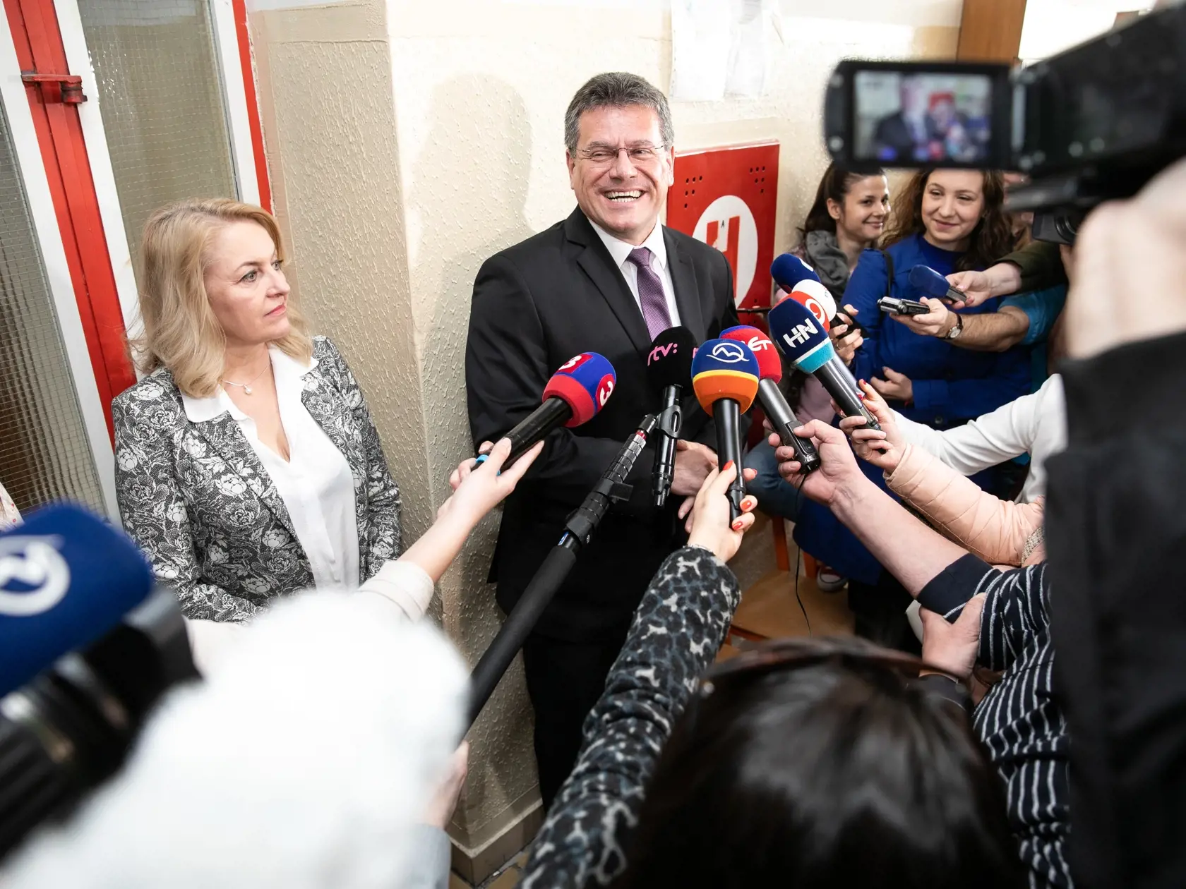 Druhé kolo prezidenských volieb na fotke Maroš Šefčovič. 