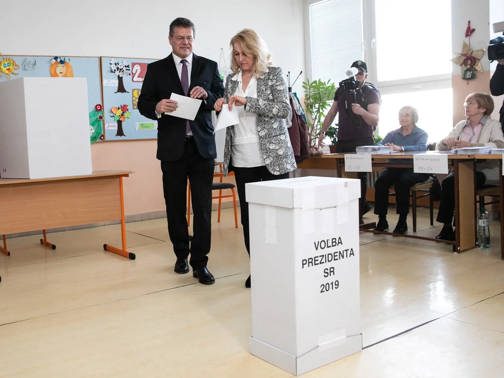 Druhé kolo prezidenských volieb na fotke Maroš Šefčovič. 