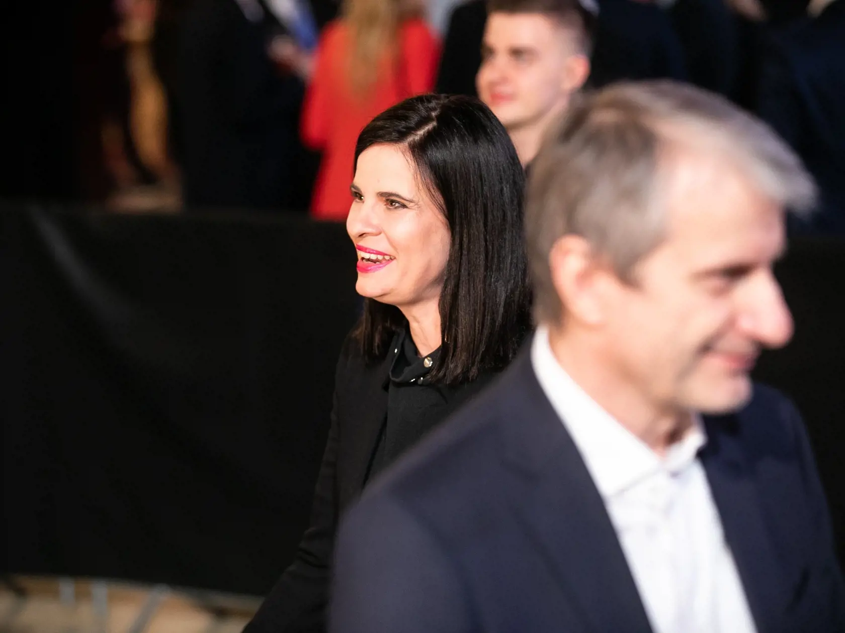 Vpredu je kandidát Robert Mistrík (52), ktorý odstúpil pred druhým kolom volieb v prospech Zuzany Čaputovej. Za ním stojí herečka Zuzana Fialová.