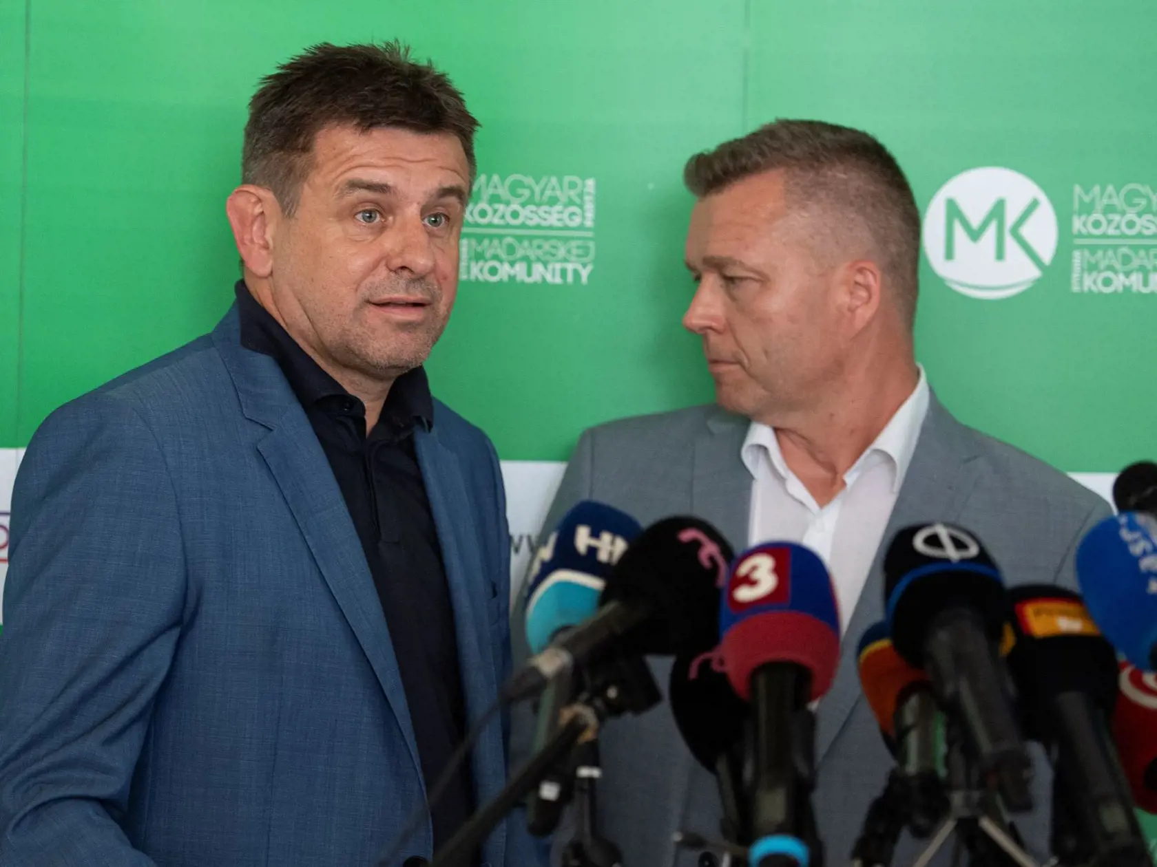 Na snímke sprava predseda Strany maďarskej komunity (SMK) Krisztián Forró a predseda Most-Híd László Sólymos počas brífingu po spoločnom rokovaní strán SMK, Most-Híd a strany Maďarská komunitná spolupatričnosť